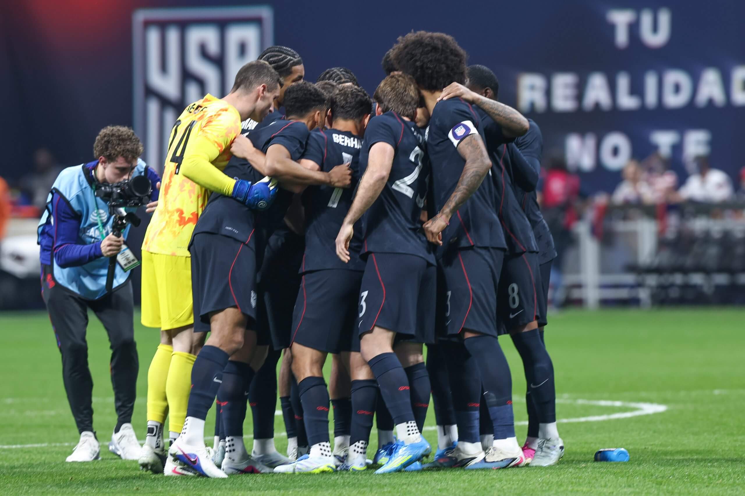 Los jugadores del USMNT se apiñan durante un partido amistoso contra Portugal.