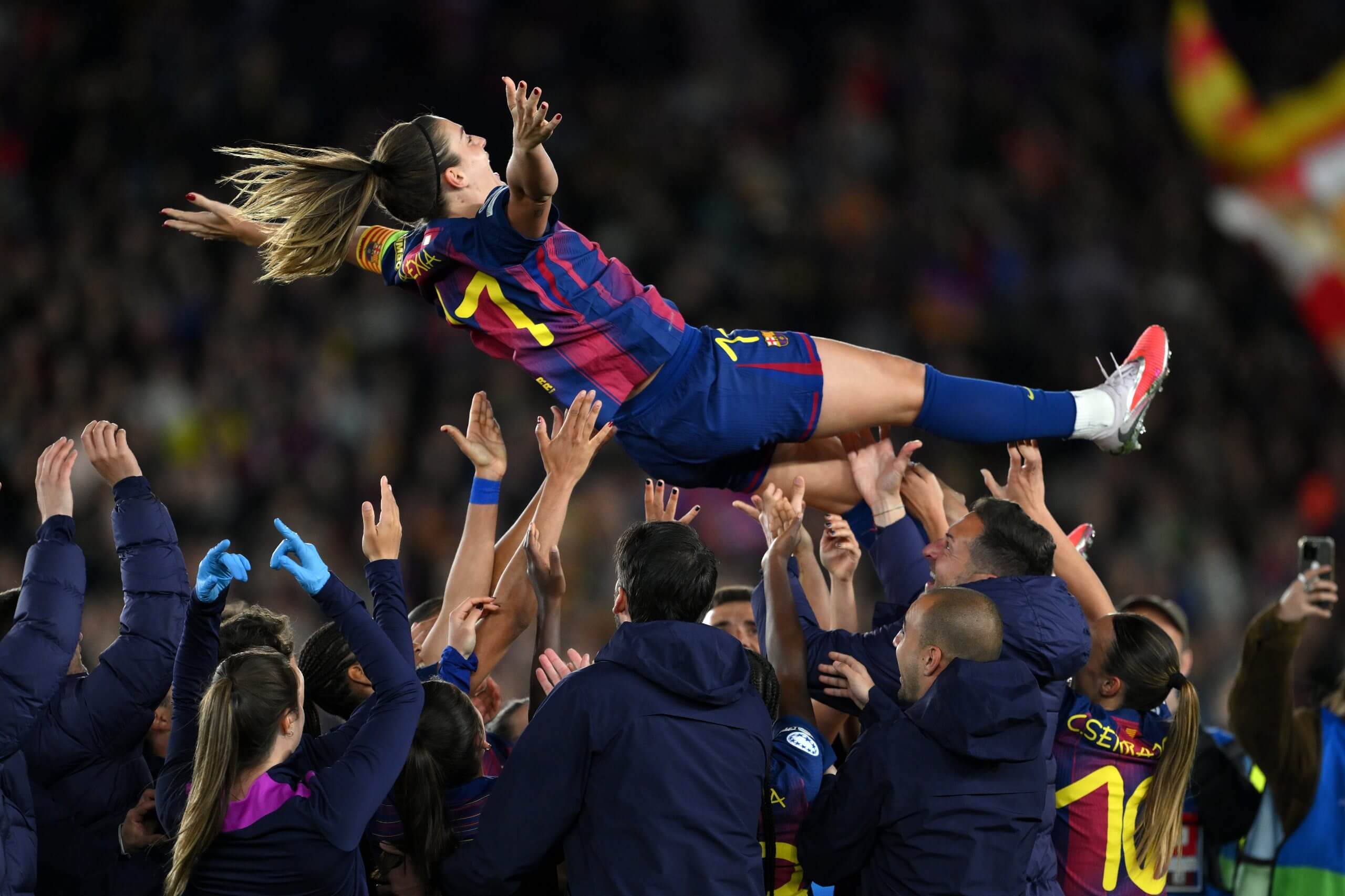 Los jugadores del Barcelona lanzaron al aire a Alexi Putellas mientras celebraban su victoria sobre el Real Madrid