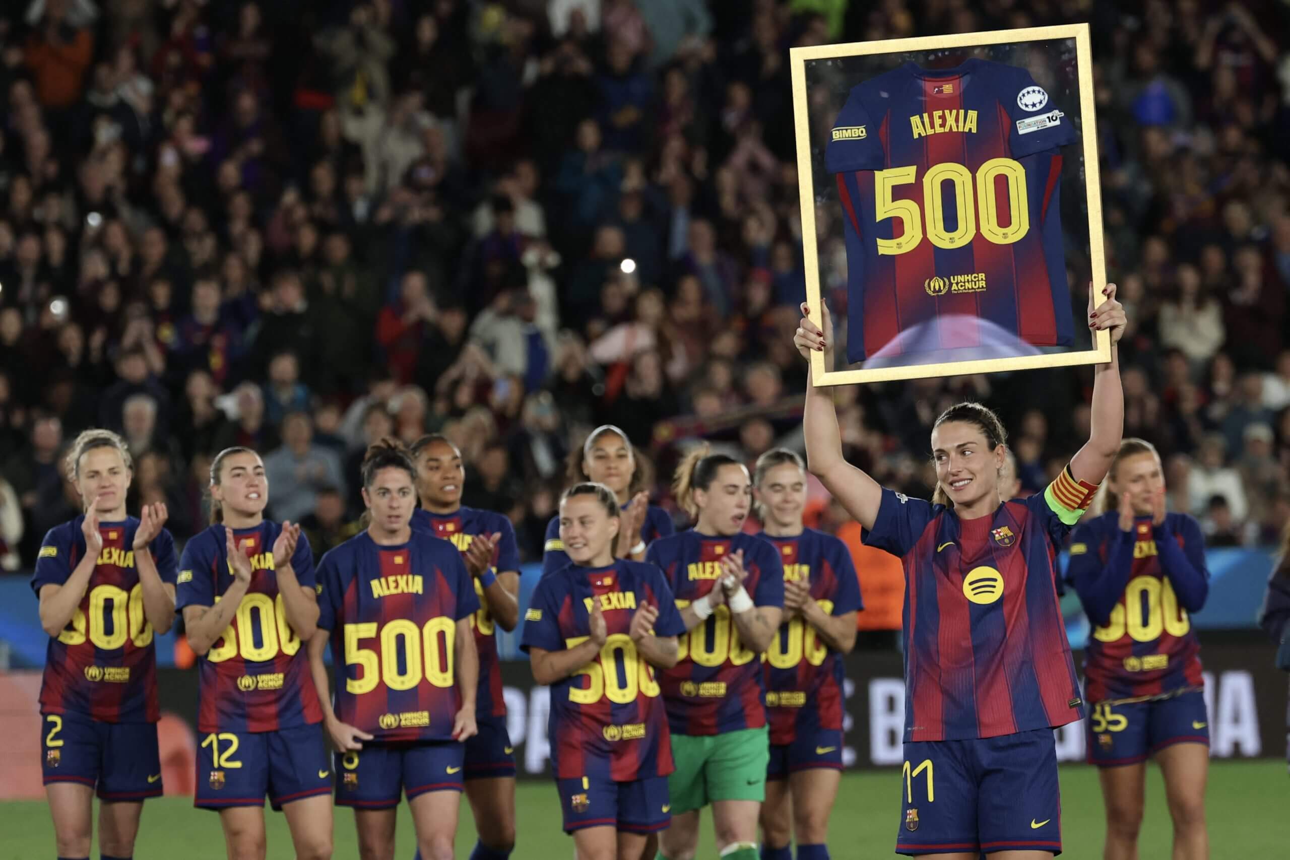 Alexia Putellas sostiene una camiseta enmarcada en honor a su 500 cumpleaños. 