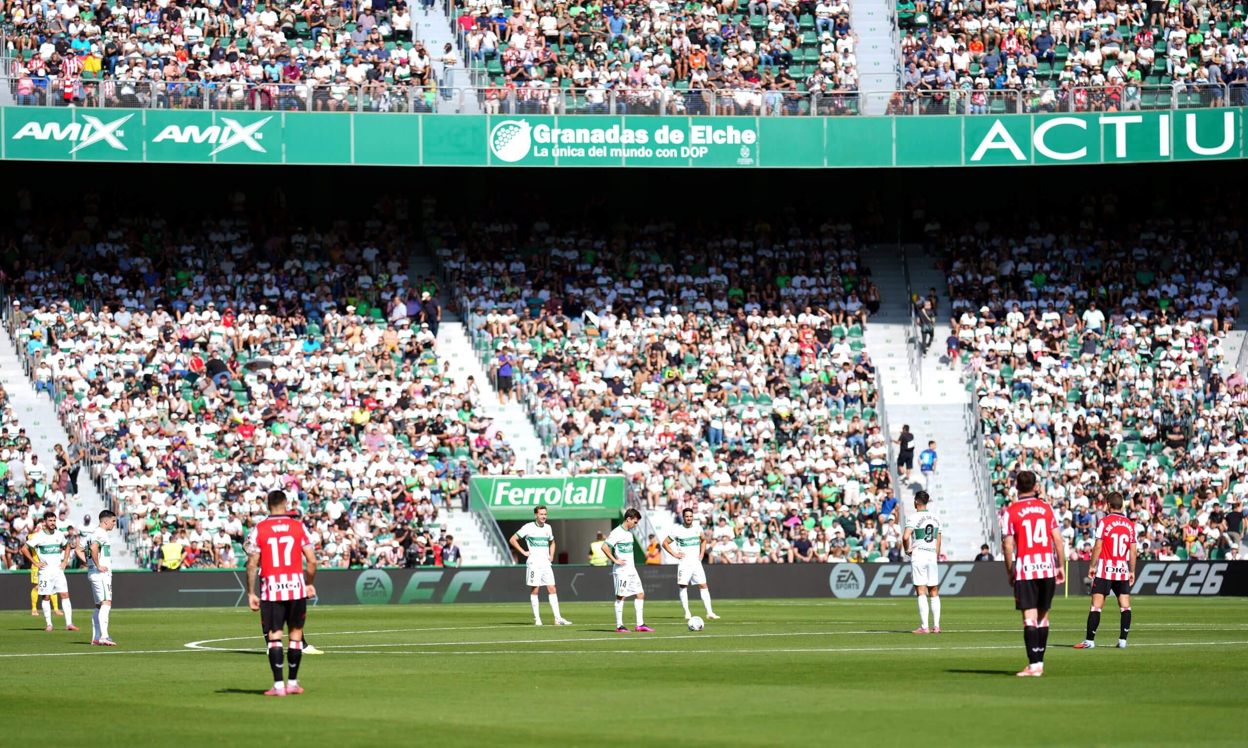 Las protestas continuaron el domingo tras el partido del Elche contra el Athletic (Aitor Alcalde/Getty Images)