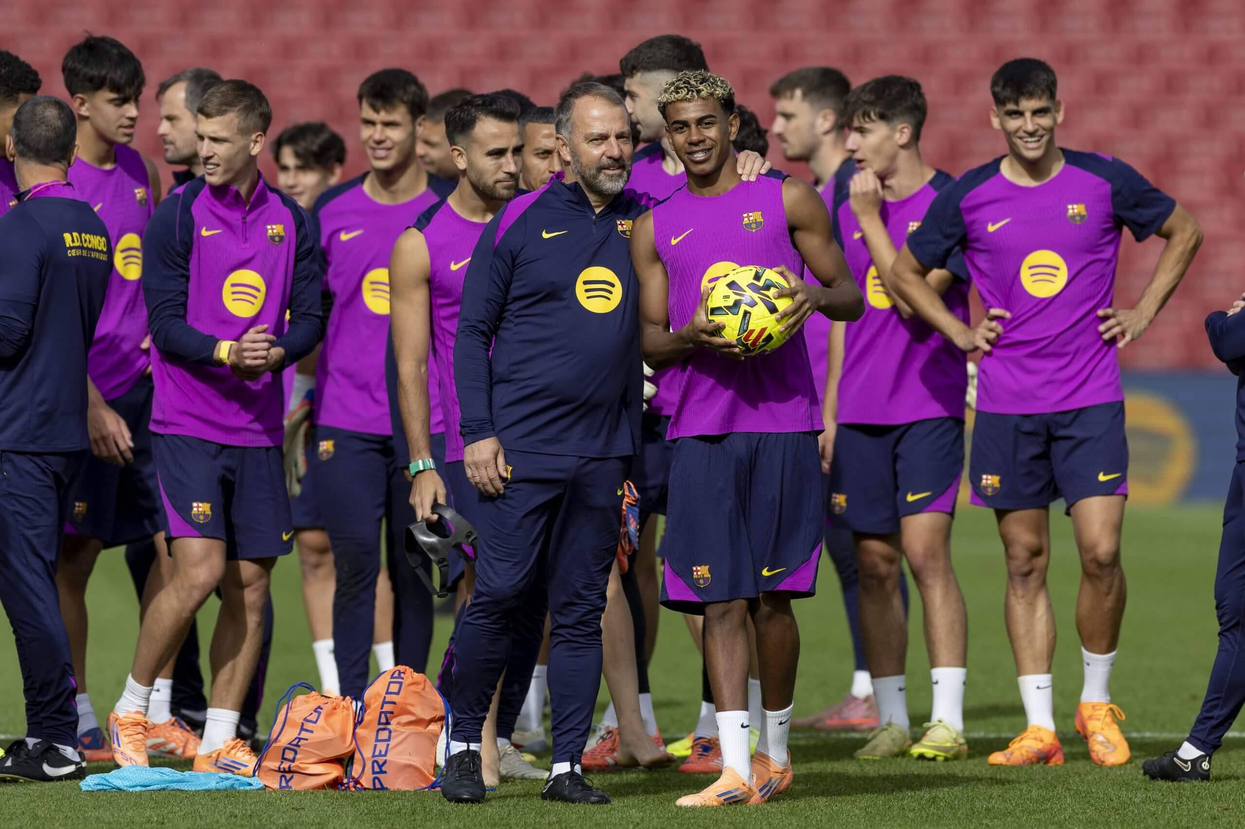 Flick y Lamin Yamal, fotografiados durante el entrenamiento del Barça en el Camp Nou en noviembre.