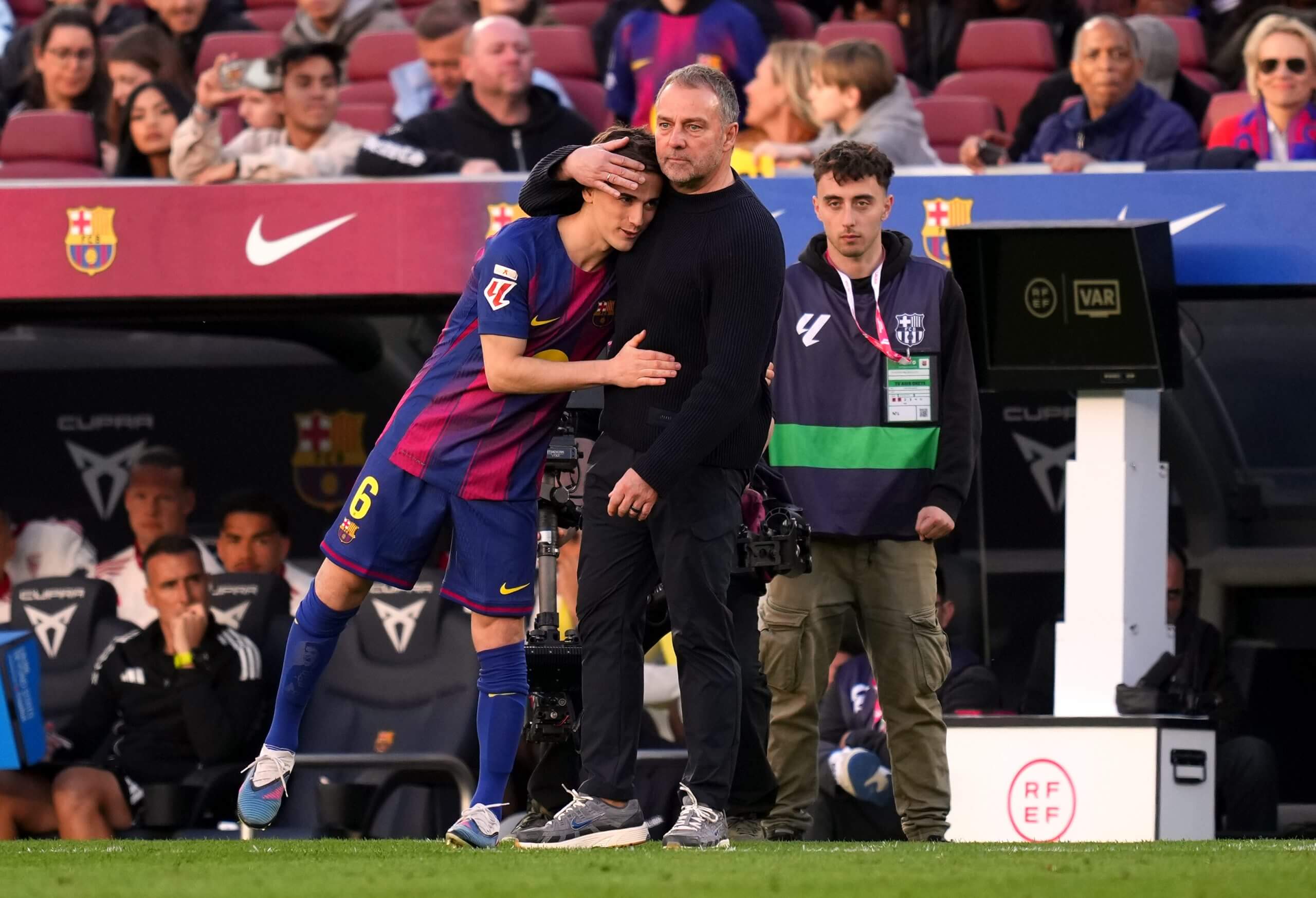 Flick y Gavi se abrazan antes del regreso del centrocampista tras una lesión el 15 de marzo.