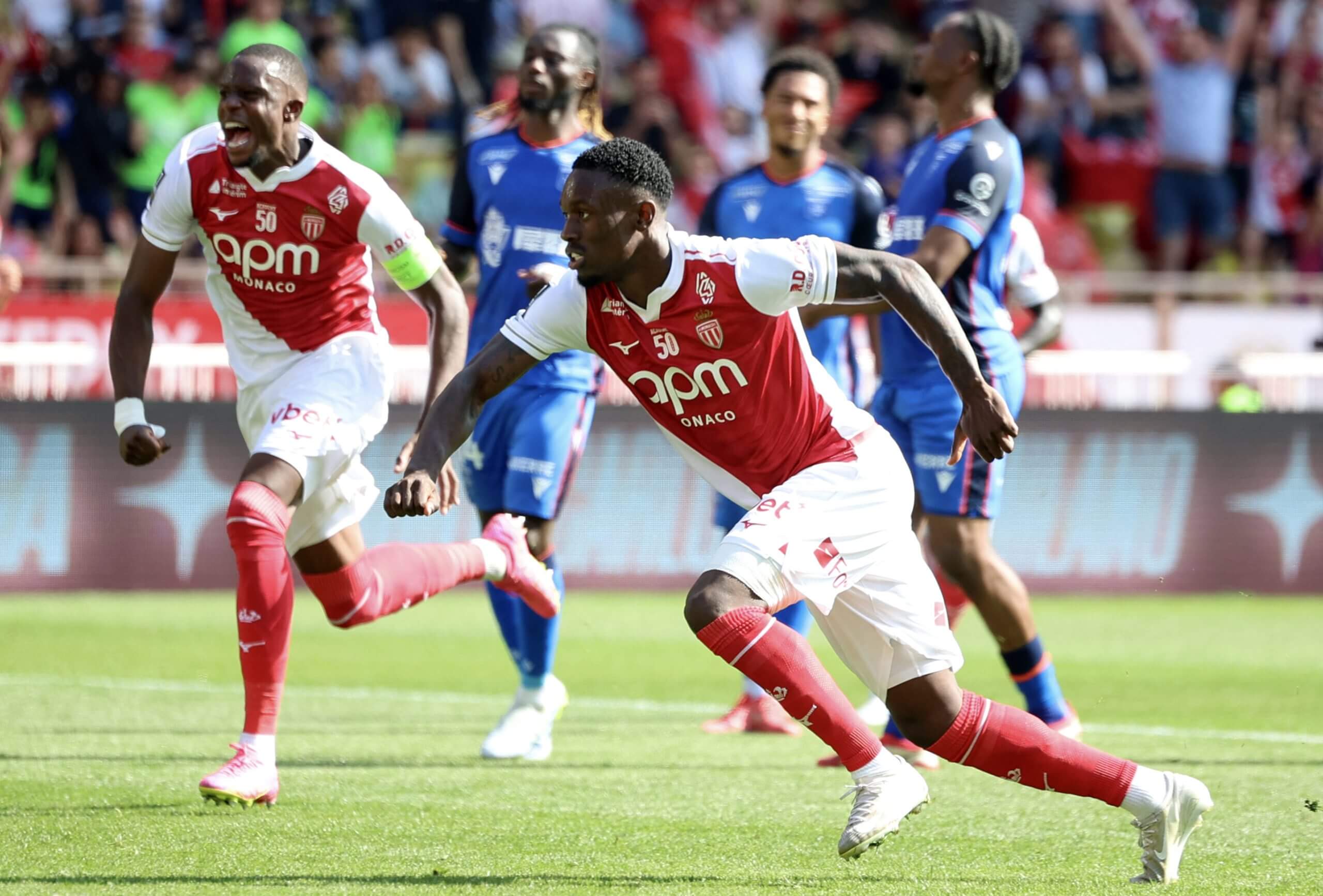 Folarin Balogun celebra su penalti ante el Auxerre