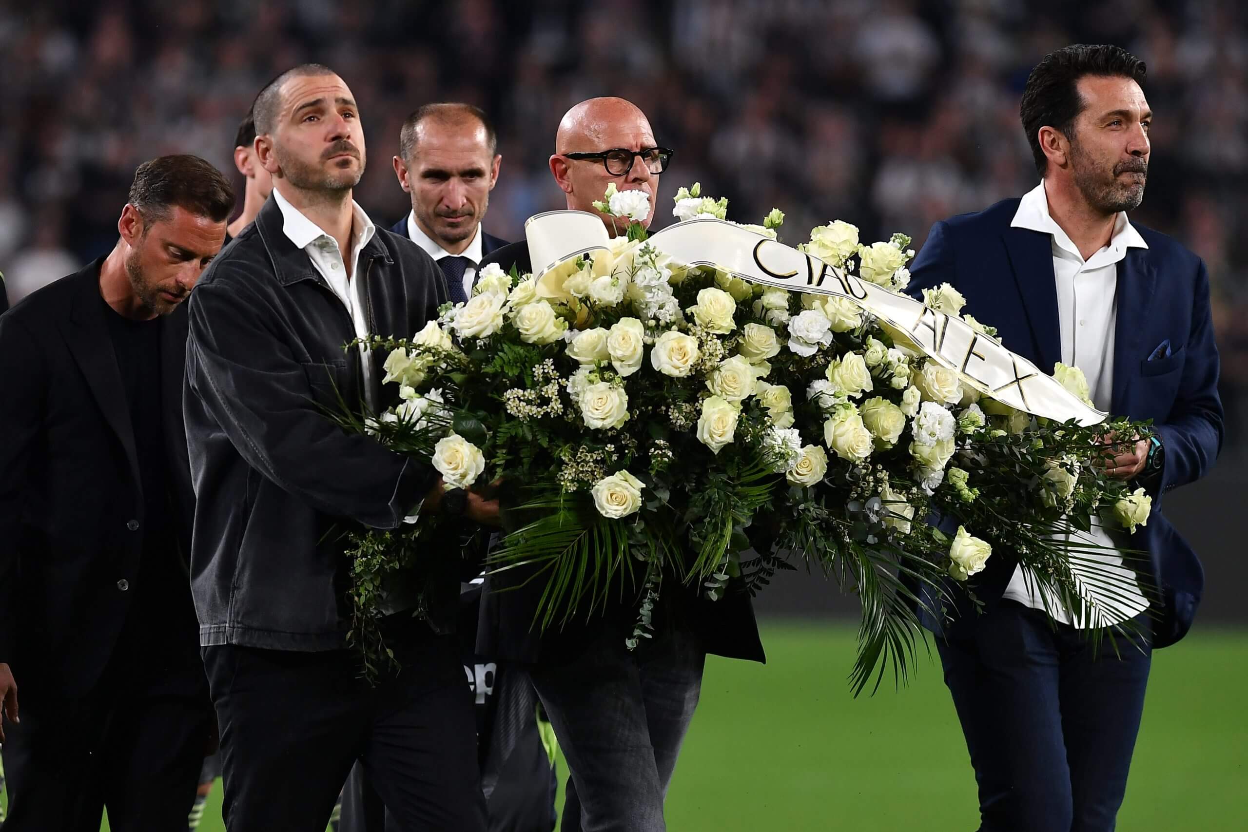 Gianluigi Buffon, Leonardo Bonucci, Claudio Marchisio y Giorgio Chiellini ayudan a colocar una ofrenda floral en homenaje a su excompañero Alex Manninger