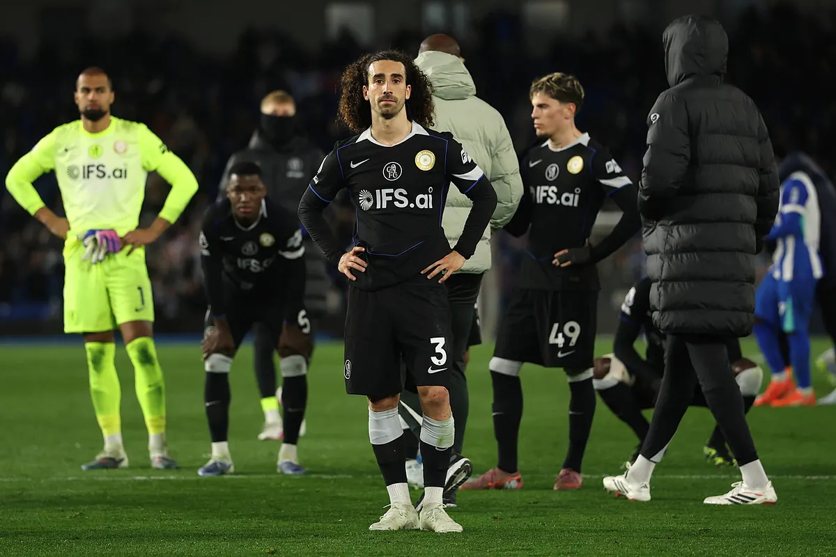 Caos en el Chelsea: Rosenior criticó a los jugadores y el peluquero Cucurella fue acusado de revelar información