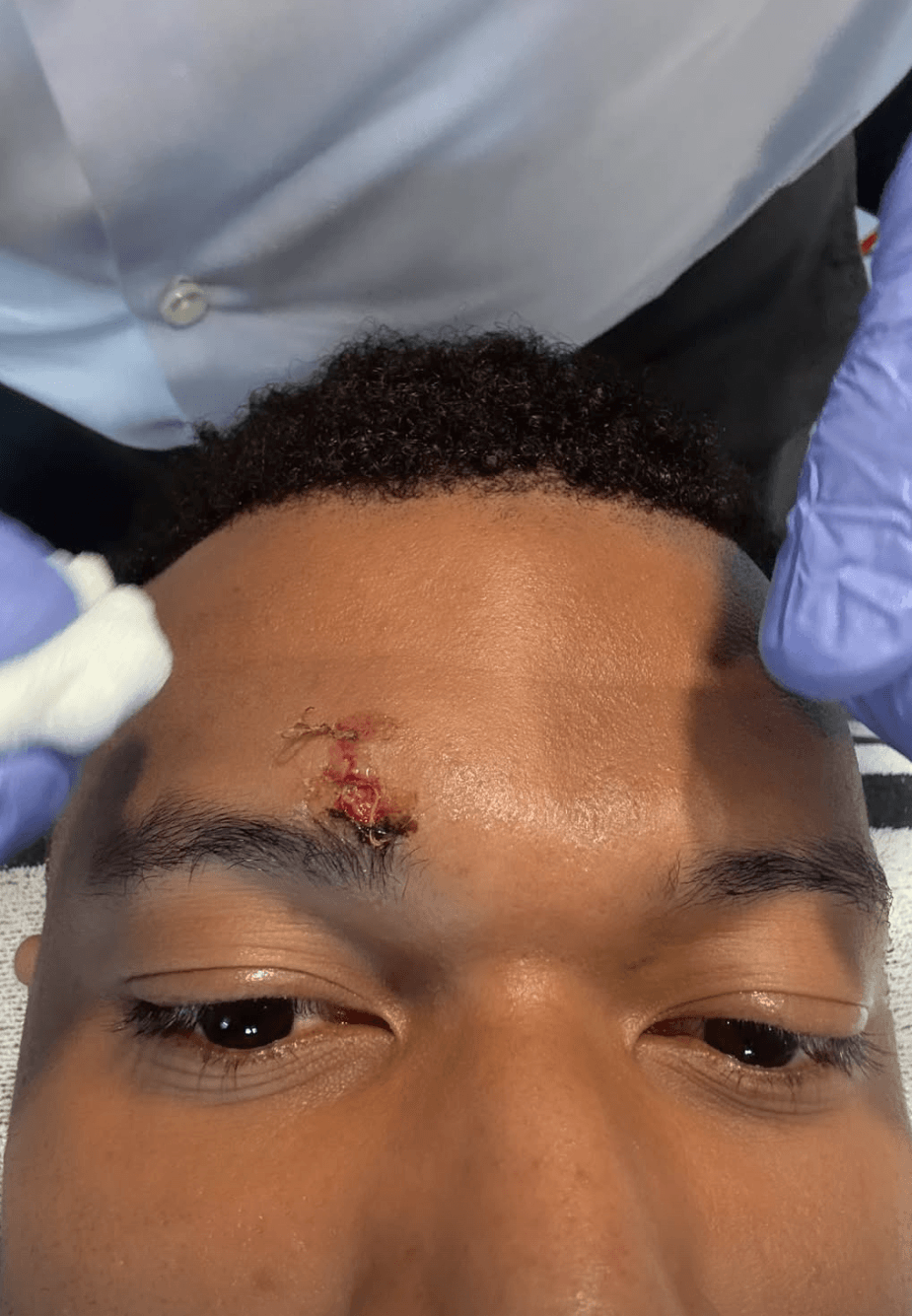 Retrato selfie con diseño de frente cortada.