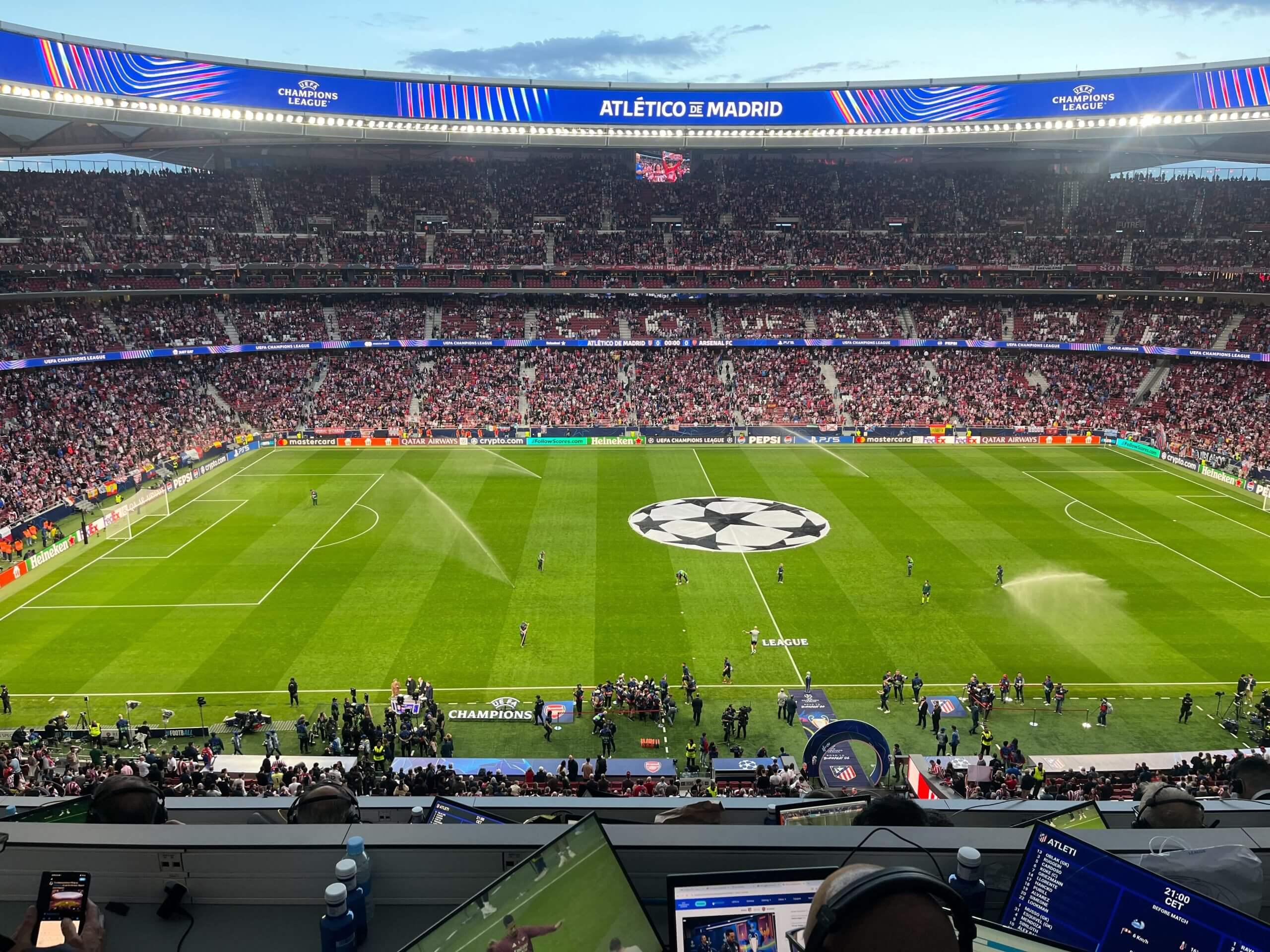 El césped del Atlético de Madrid se riega antes del inicio del partido contra el Arsenal