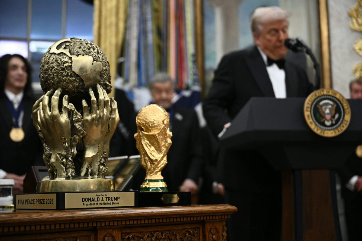 El Premio FIFA de la Paz otorgado a Donald Trump debería ser cancelado, afirmó el presidente de la FAP noruega, Philip Buckingham62