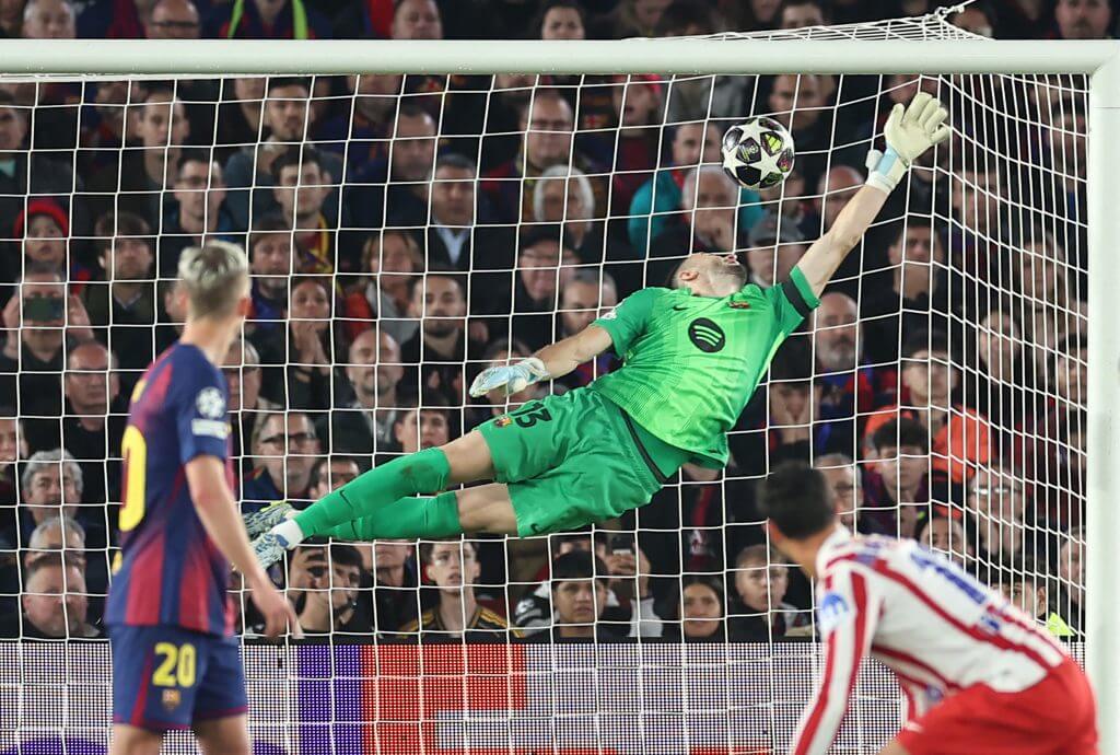 El gol de tiro libre de Julián Álvarez en Barcelona fue un recordatorio de que un arte moribundo aún no está muerto.