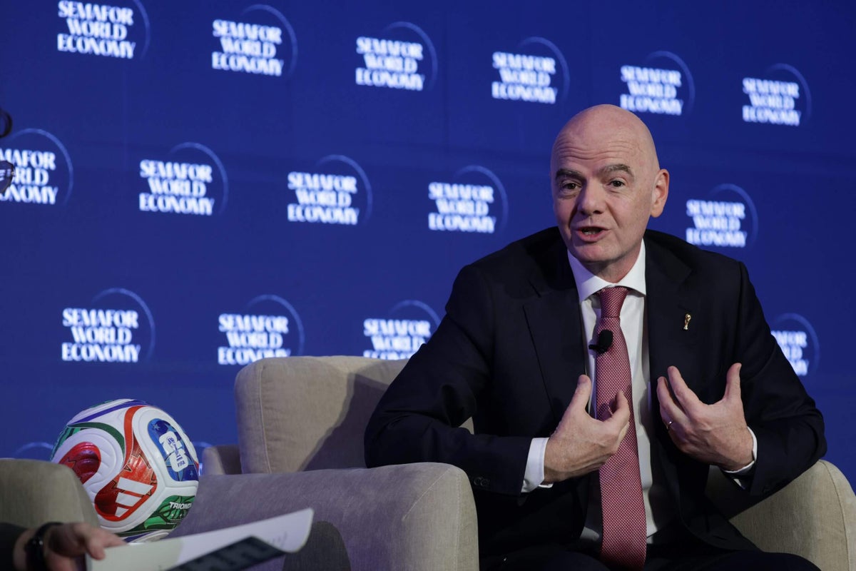 El presidente de la FIFA, Gianni Infantino, defiende los precios de las entradas para el Mundial en el 'mercado especial' Leon Imber94