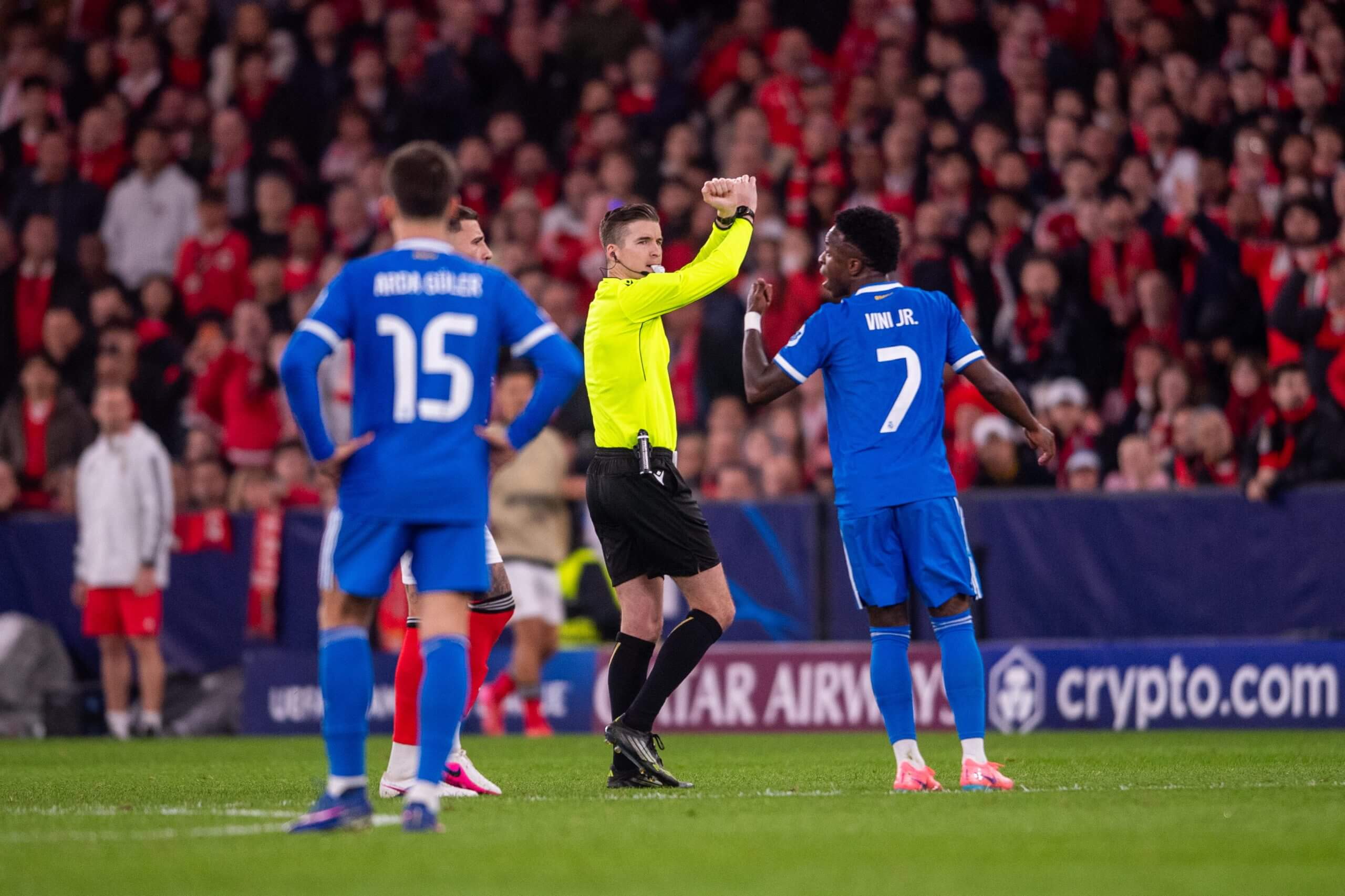 El árbitro Letexier hizo un gesto antirracista y suspendió el partido.