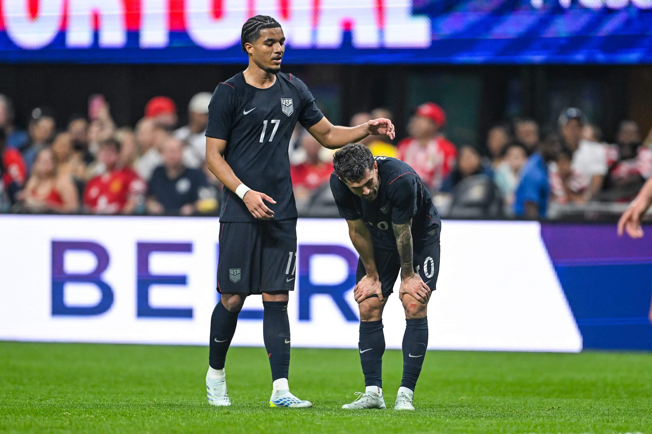 Malik Tillman consuela a Christian Pulisic