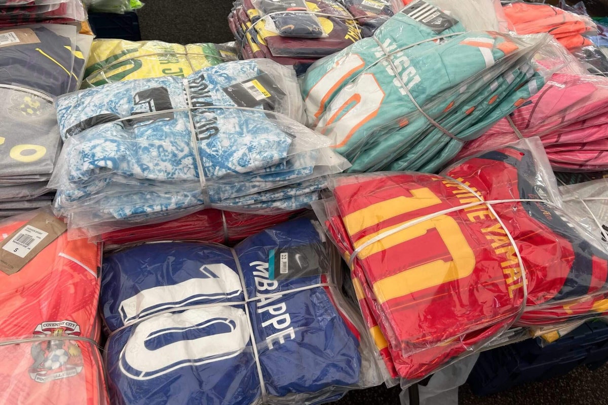Más de 4.000 camisetas de fútbol falsas confiscadas por la policía en la represión previa a la Copa del Mundo Adam Leventhal5