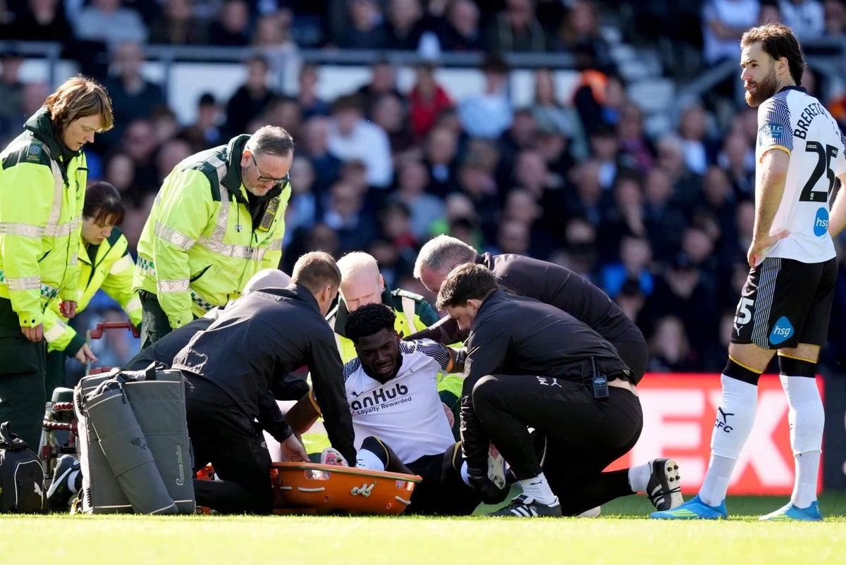 Patrick Agyemang del USMNT salió en camilla mientras jugaba para el Derby Paul Tenorio y Jessica Hopkins37