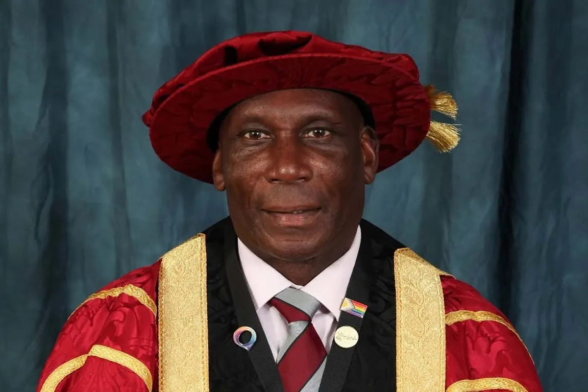 ¡Cifra récord! La increíble fortuna multimillonaria que Uriah Rennie, el árbitro más famoso de la Premier League, mantuvo en secreto hasta su muerte.