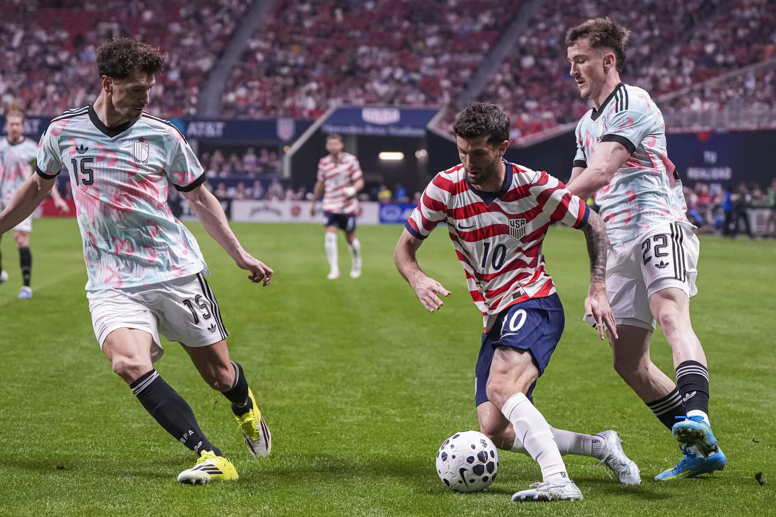 Christian Pulisic vence a dos defensores belgas