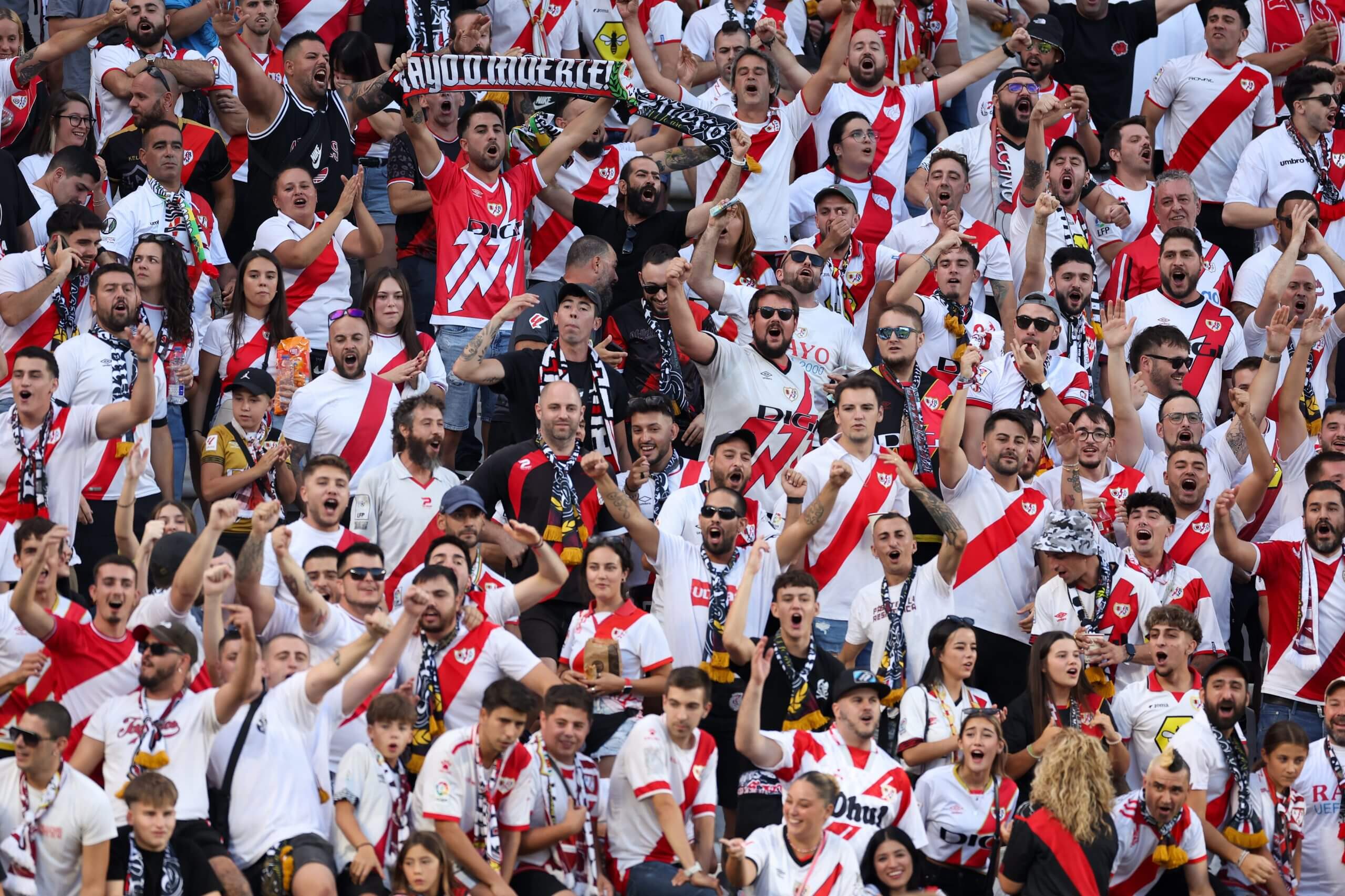 Los aficionados del Rayo Vallecano muestran su apoyo desde las gradas durante un partido en casa contra el Neman Grodno en agosto.