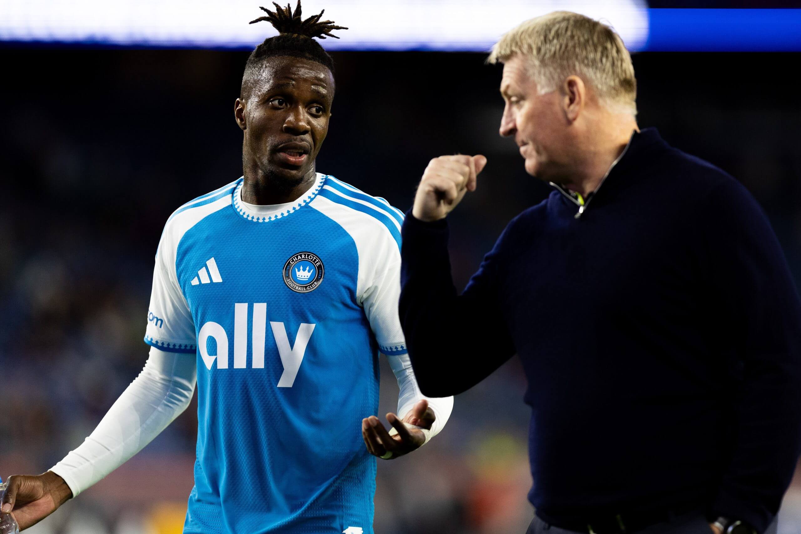 La estrella de Charlotte Wilfried Zaha y el entrenador Dean Smith