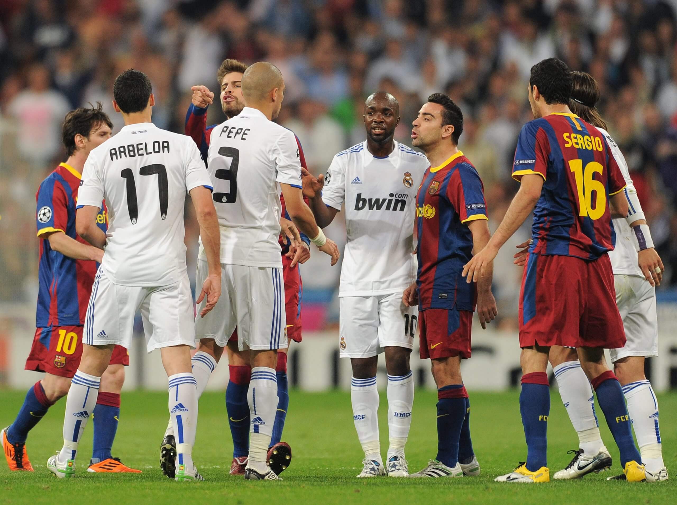 Los jugadores del Barcelona, ​​incluido Piqué, se enfrentan a los jugadores del Real Madrid, incluido Arbeloa, durante el partido de ida de la semifinal de la Liga de Campeones en abril de 2011.