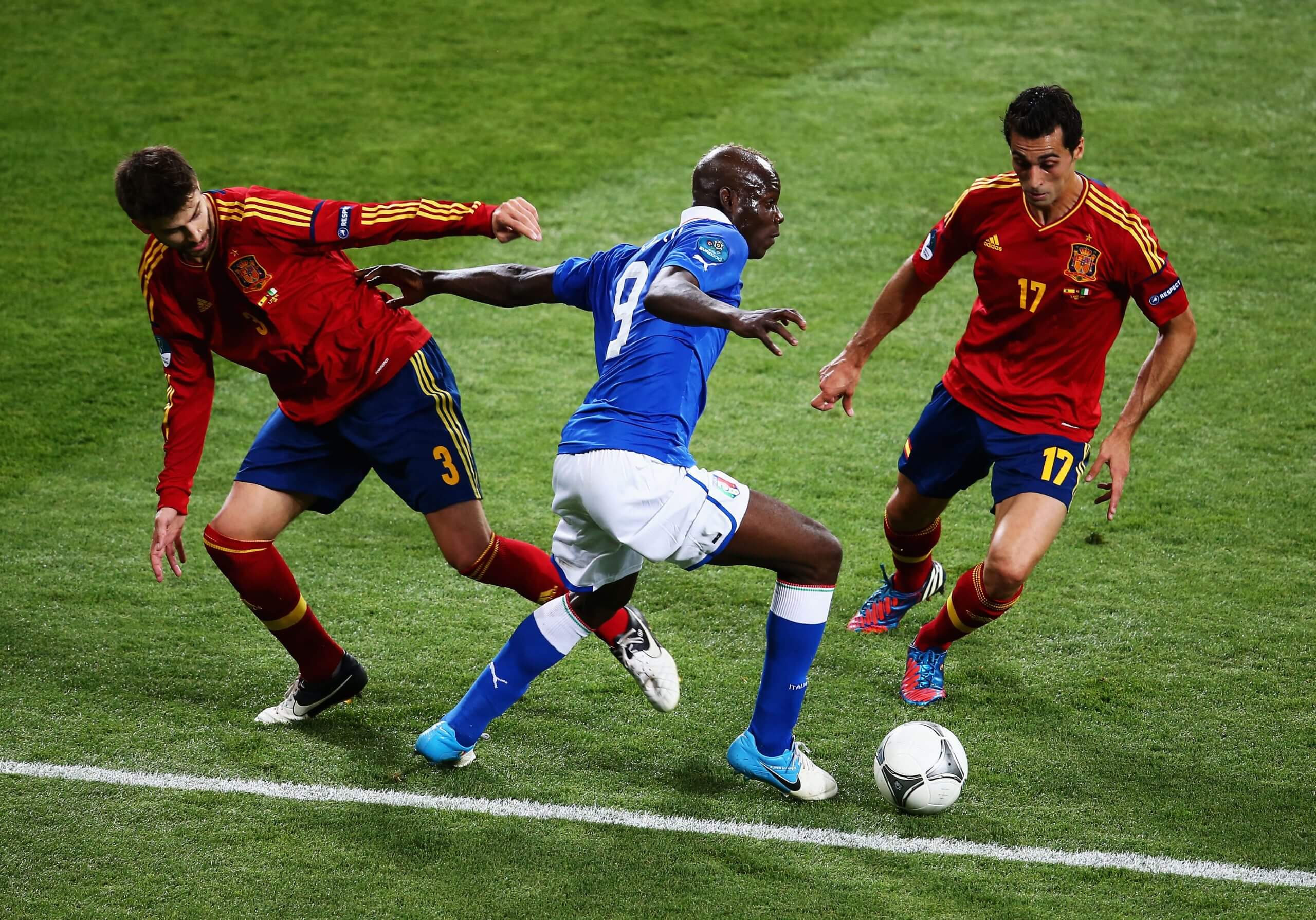 Piqué y Arbeloa jugando con España en la Eurocopa 2012 contra Italia en la final