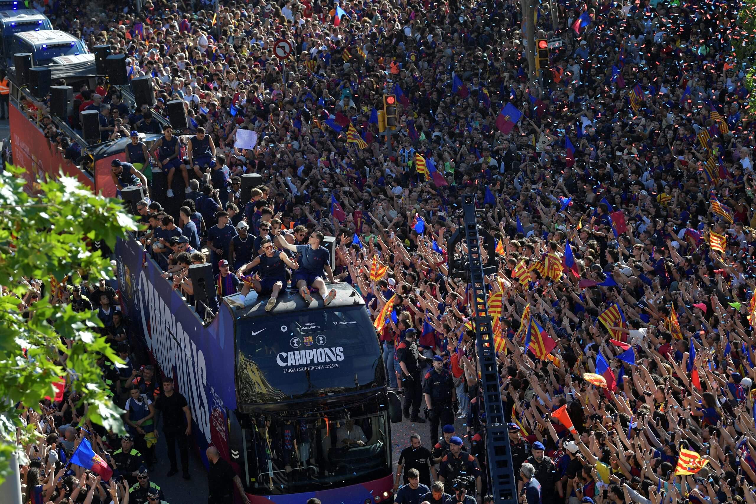 Vista aérea del desfile de autobuses descapotables en Barcelona.
