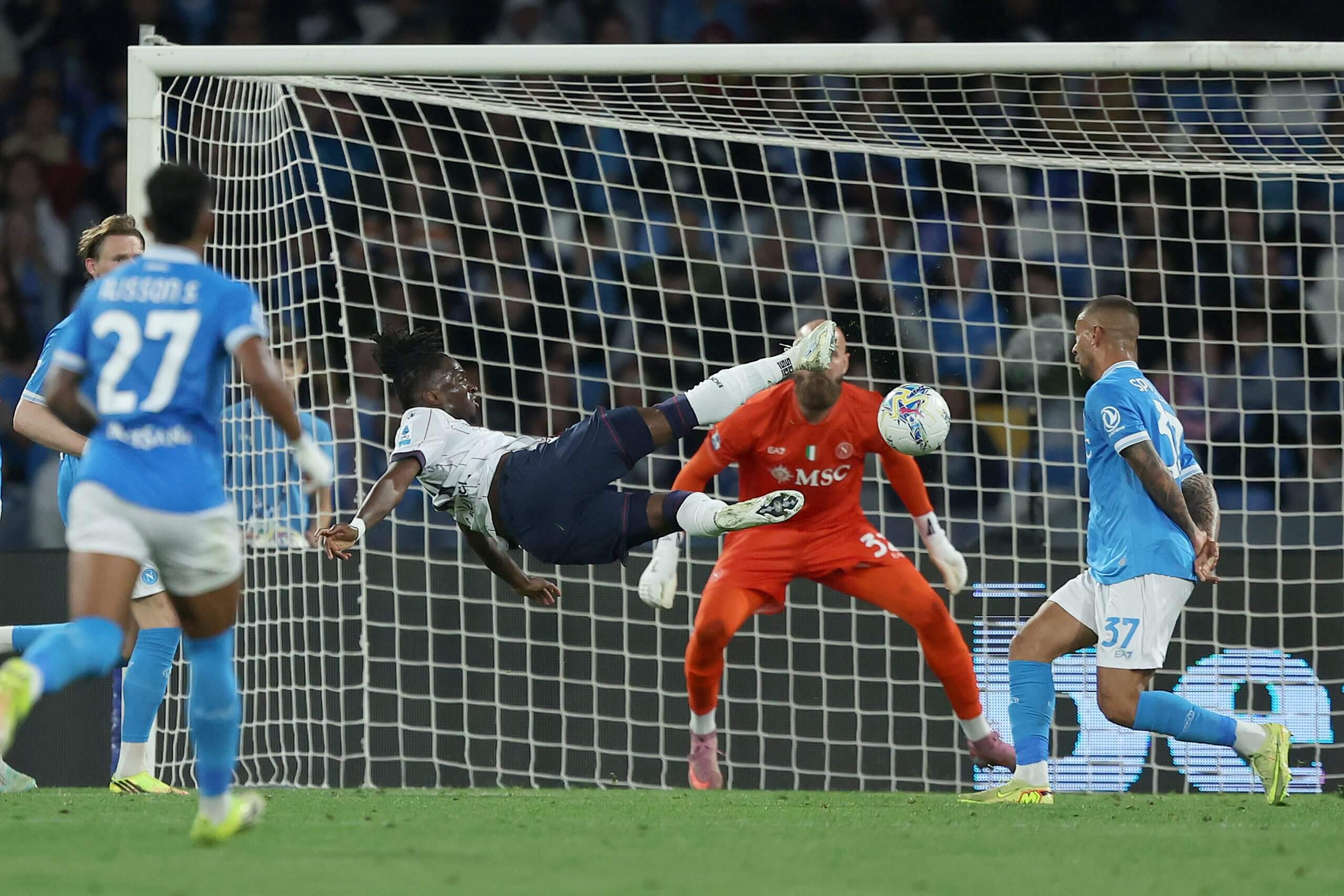 Jonathan Rowe, de Bolonia, anota el tercer gol de su equipo durante el partido de Serie A entre el SSC Napoli y el Bolonia FC 1909