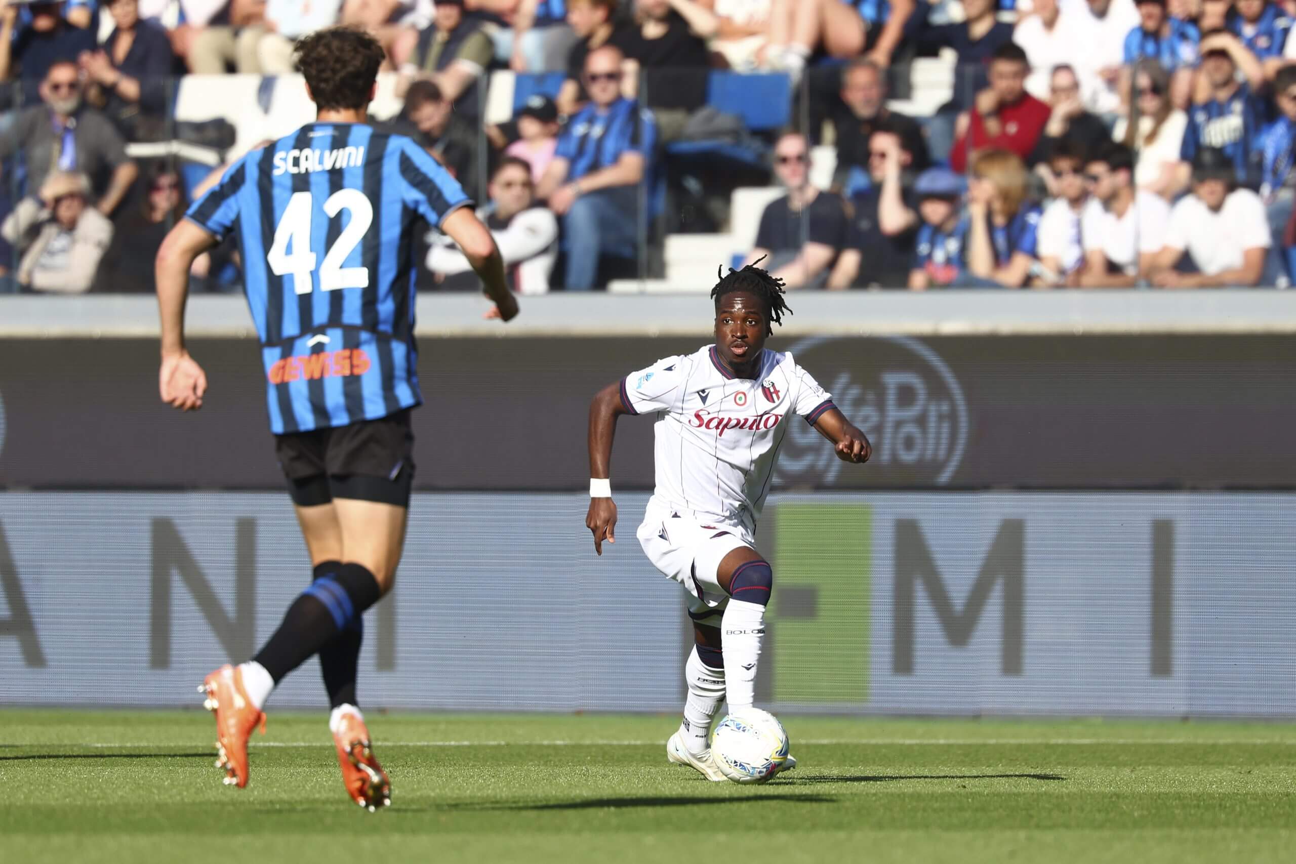 Jonathan Rowe del Bolonia FC en acción durante el partido de Serie A entre Atalanta BC y Bolonia FC 1909