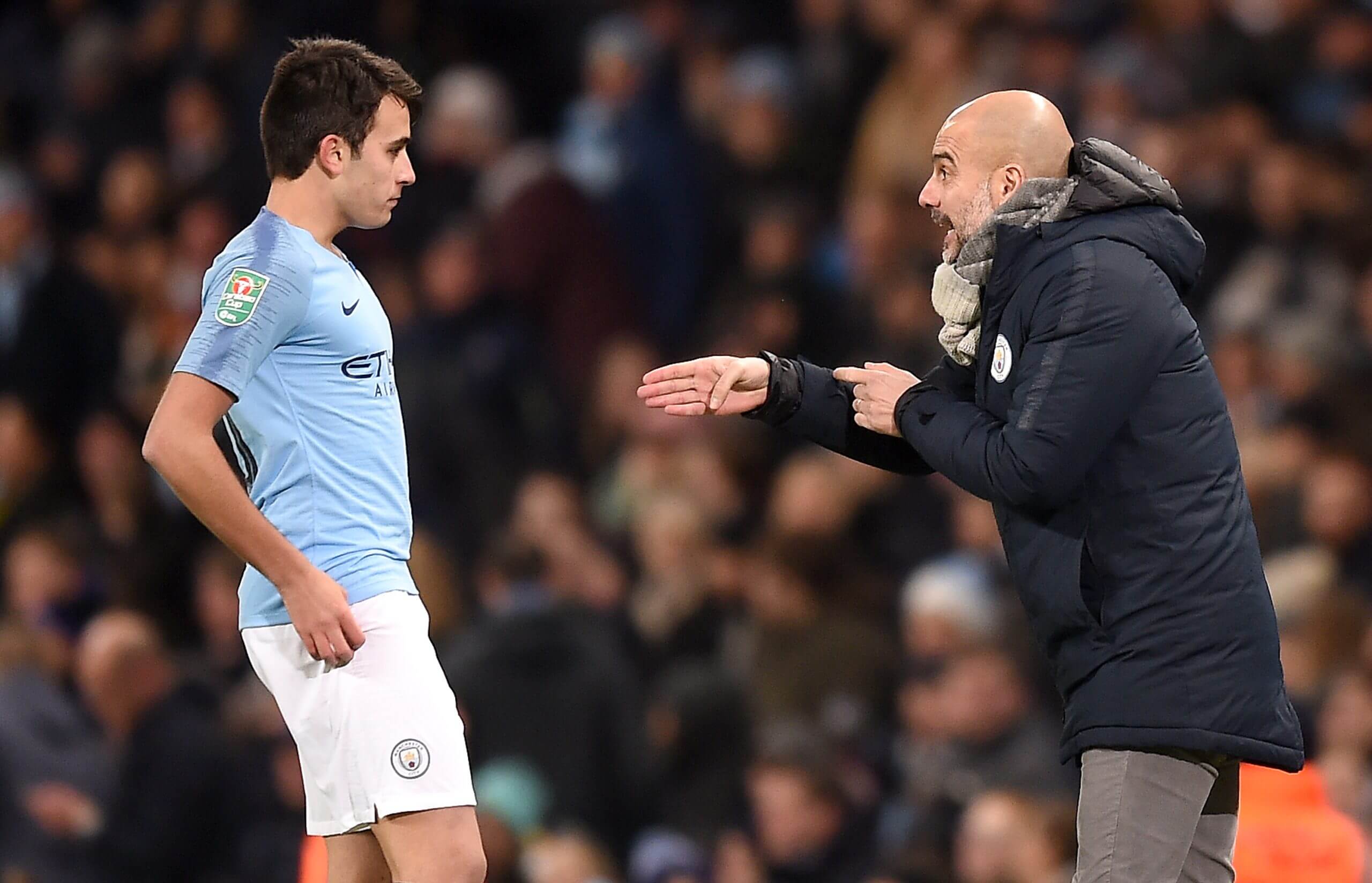 García recibe instrucciones de Guardiola durante el partido de ida de la semifinal de la Copa EFL contra Burton Albion en enero de 2019.