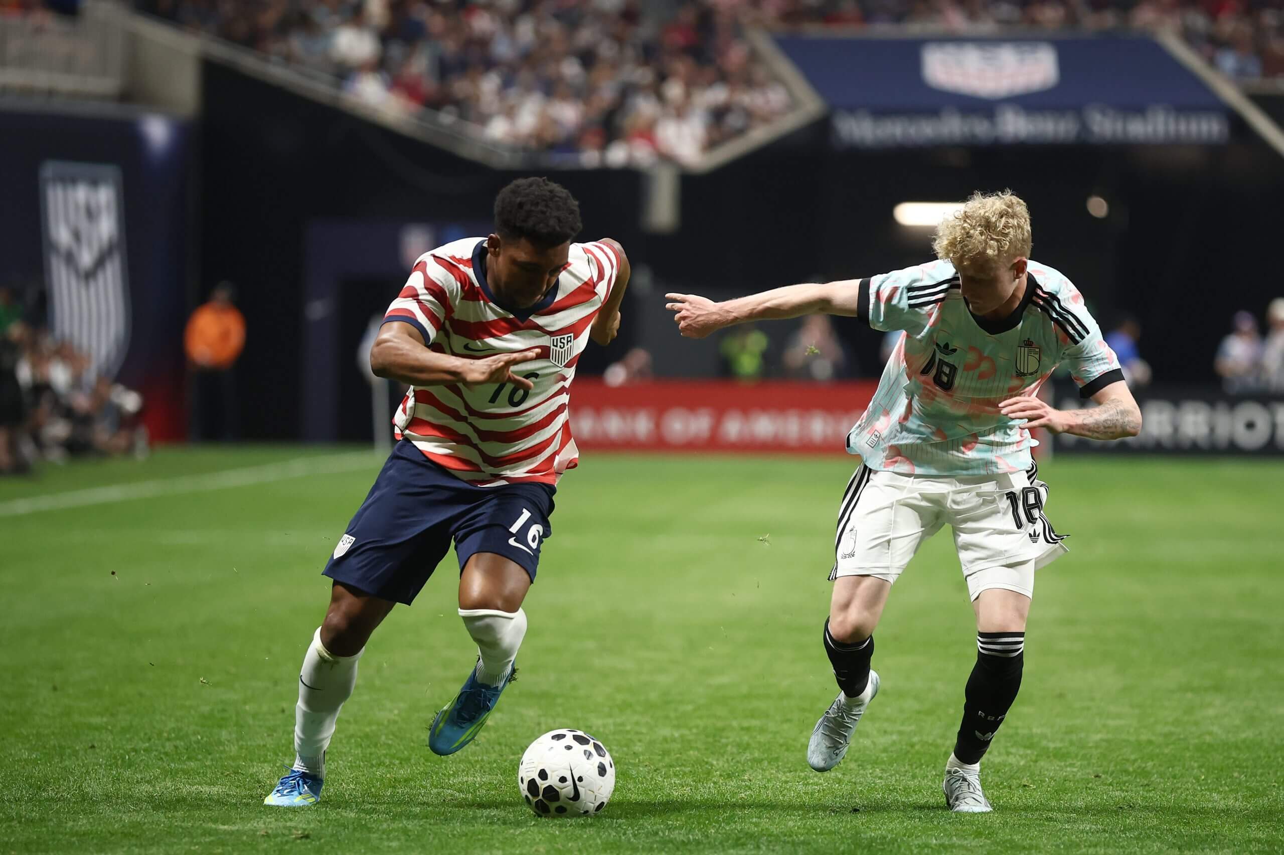 Alex Freeman regatea contra Bélgica