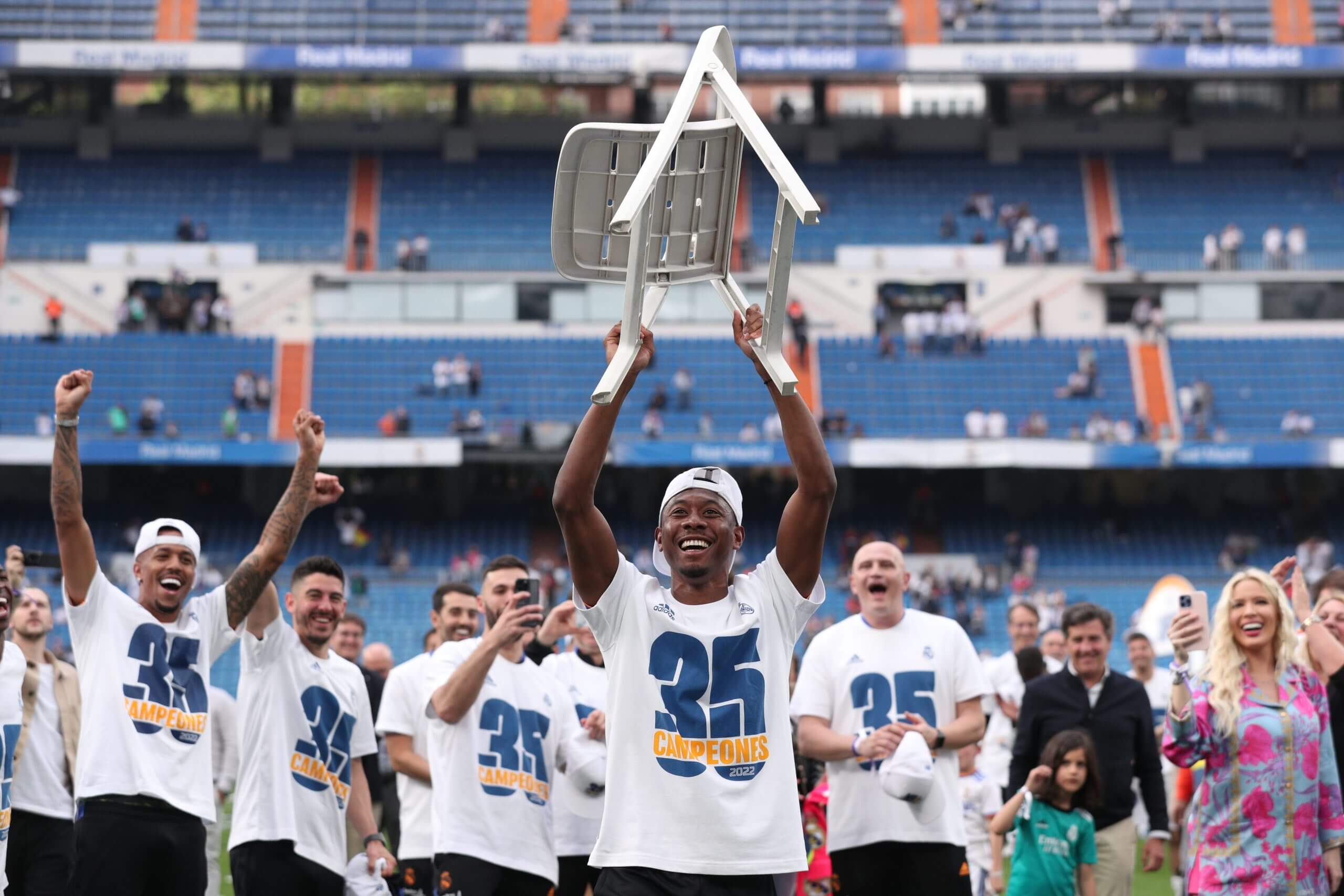 Alaba levanta una silla para celebrar el título del Real Madrid en 2022