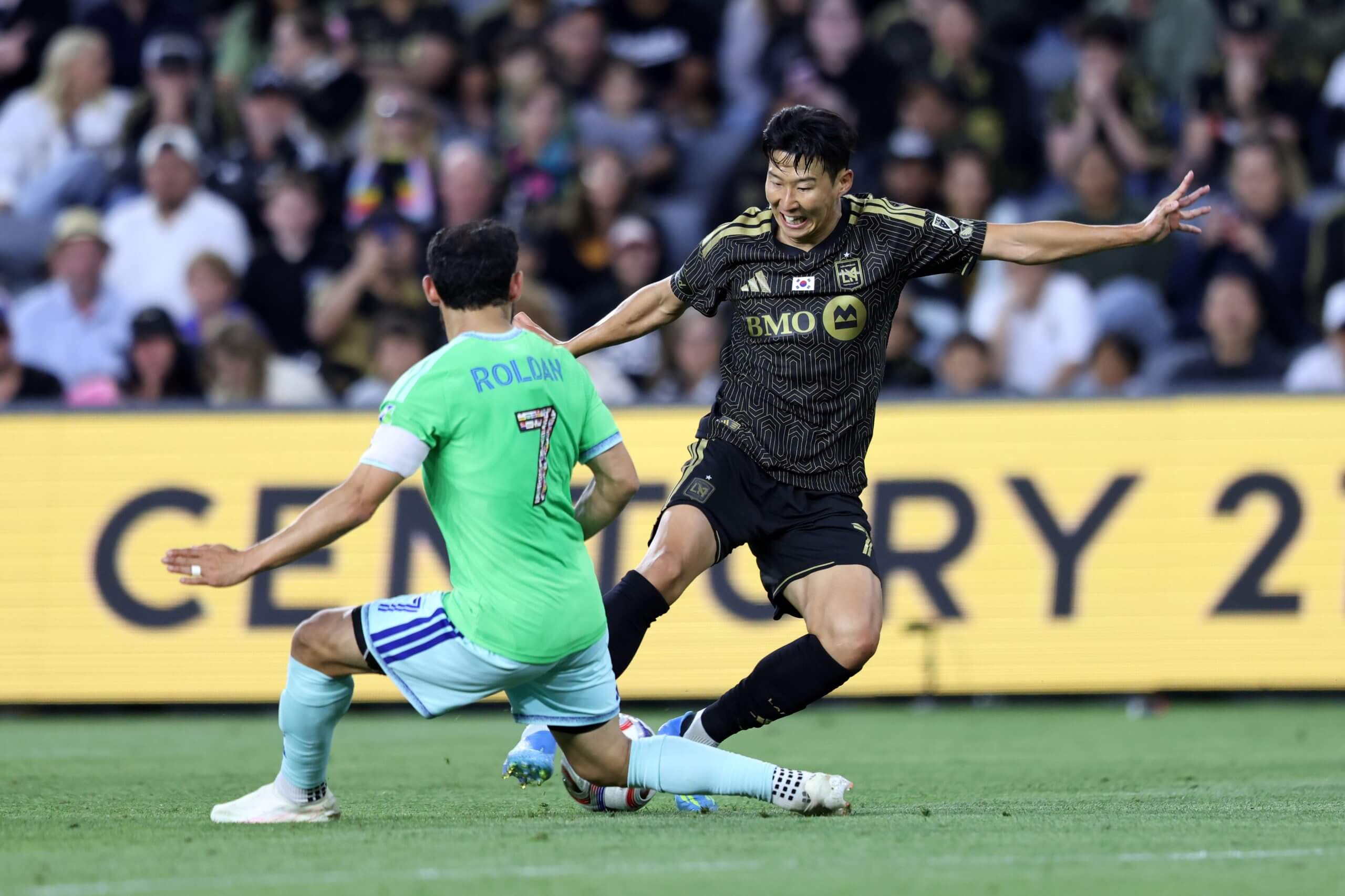 Cristian Roldán defiende a Son Heung-min en la MLS