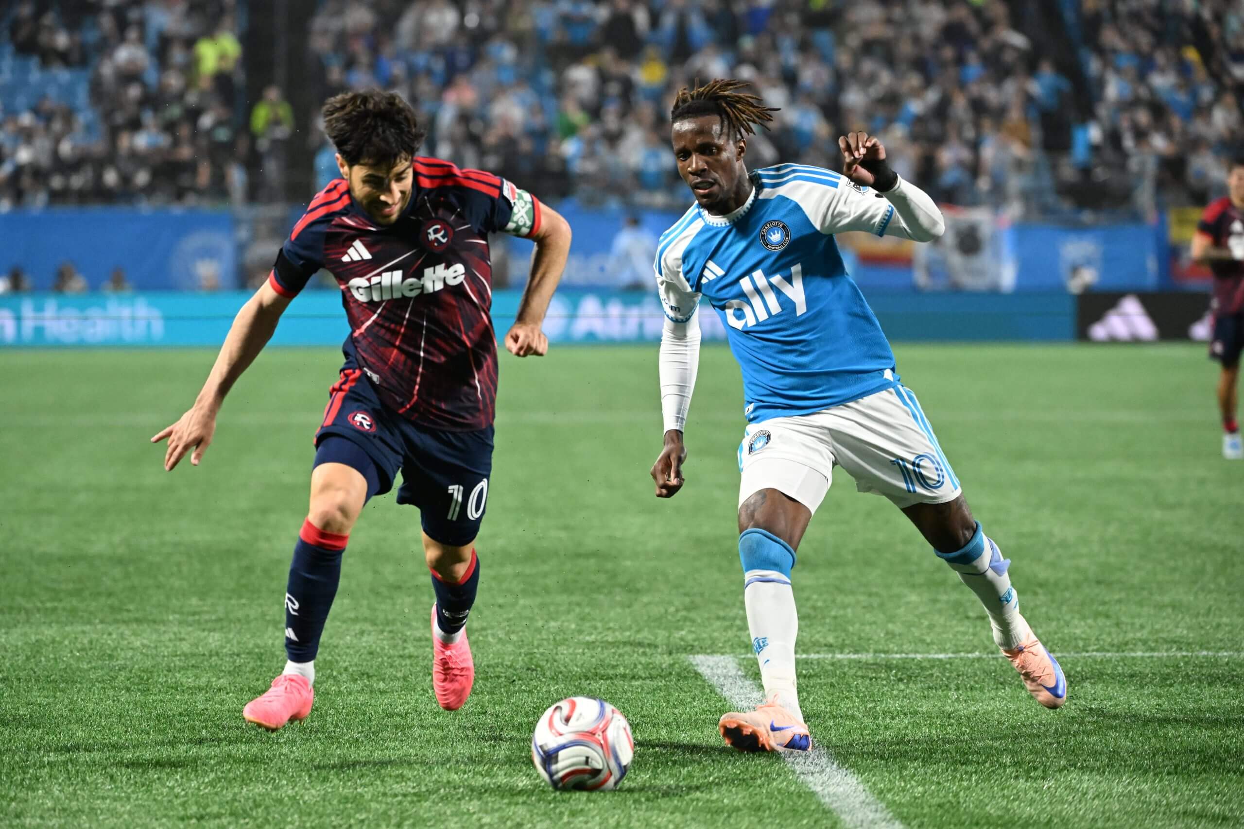 Wilfried Zaha de Charlotte regatea el balón contra Nueva Inglaterra.