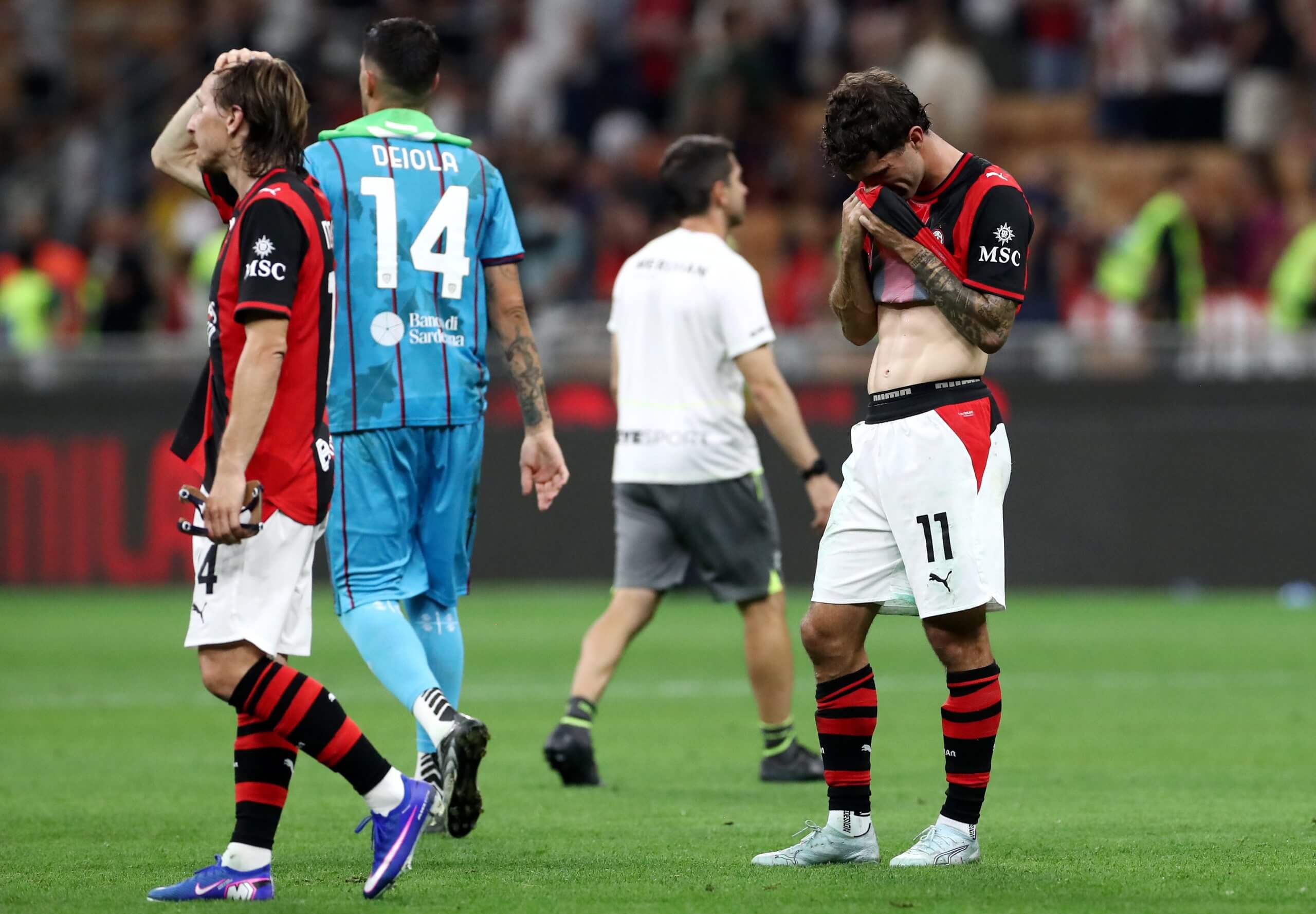 Christian Pulisic se mete la cabeza en la camiseta tras la derrota del AC Milan ante el Cagliari
