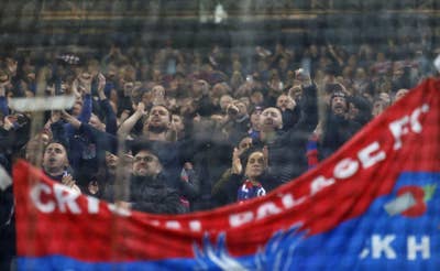 La primera odisea europea de Crystal Palace: paraguas, spray de pimienta y recuerdos para toda la vida