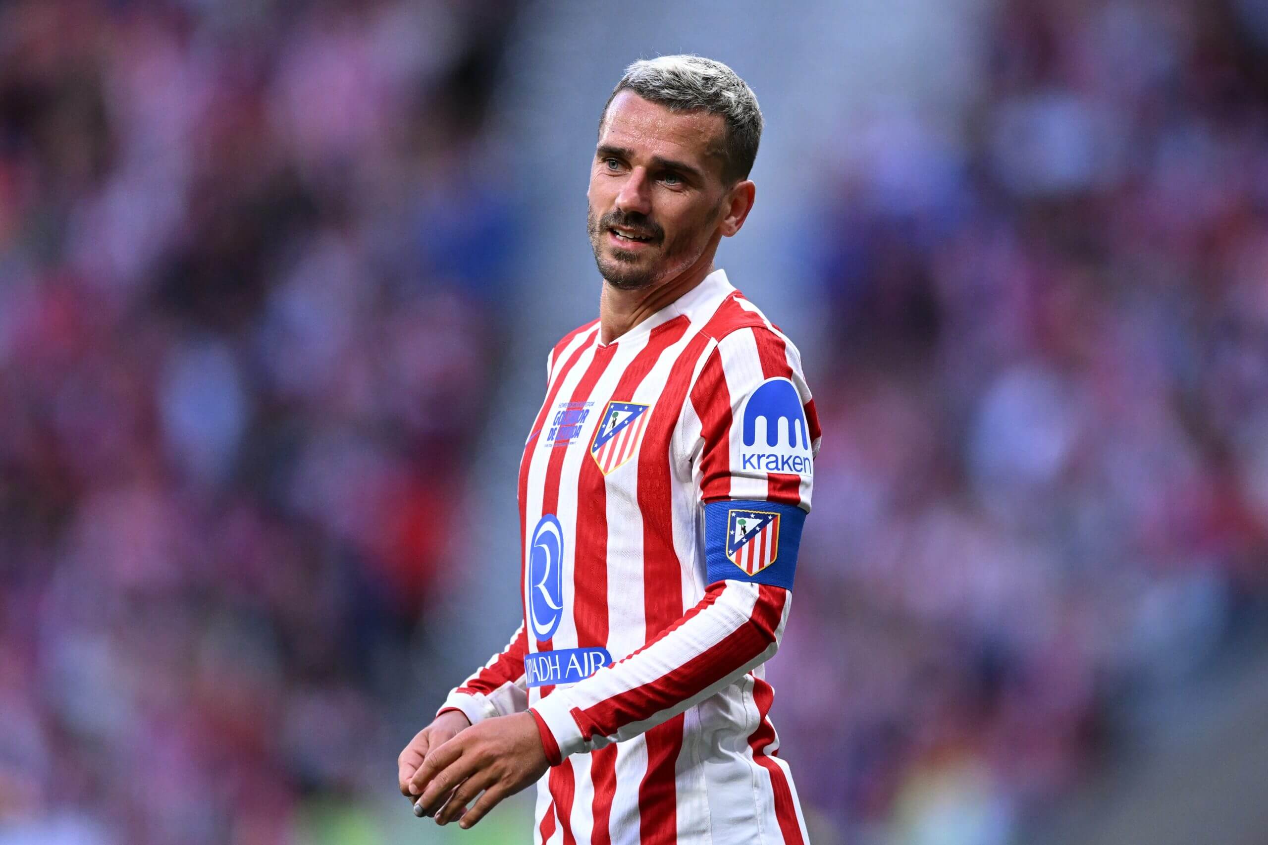 Antoine Griezmann del Atlético de Madrid con una camiseta del Atlético a rayas rojas y blancas y un brazalete de capitán azul.