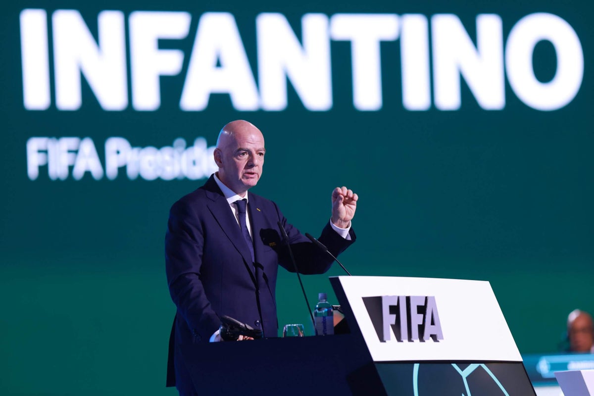 En la burbuja FIFA de Gianni Infantino, el mantenimiento de la paz es una sesión fotográfica. El mundo real es mucho más complicado.