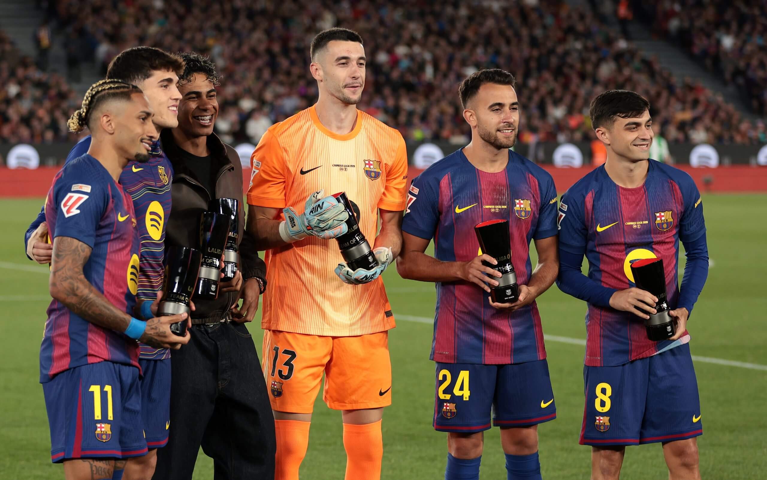 Rafinha, Pau Kubarshi, Lamin Yamal, Joan García, Eric García y Pedri posan con sus trofeos al Equipo del Año de LaLiga