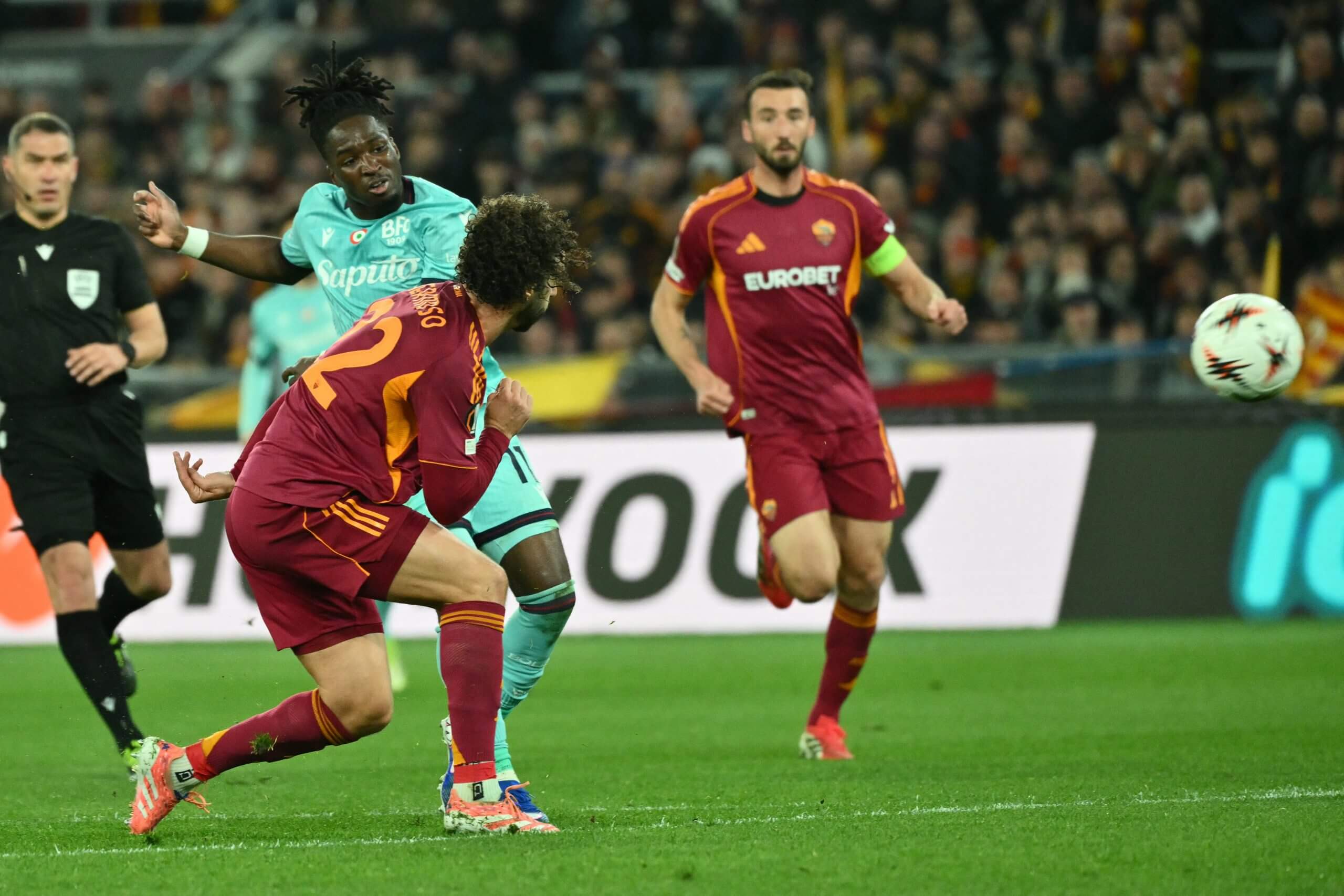 Jonathan Rowe anota el primer gol del Bolonia durante el partido de fútbol de octavos de final de la UEFA Europa League entre el AS Roma y el Bolonia en el Stadio Olimpico de Roma.