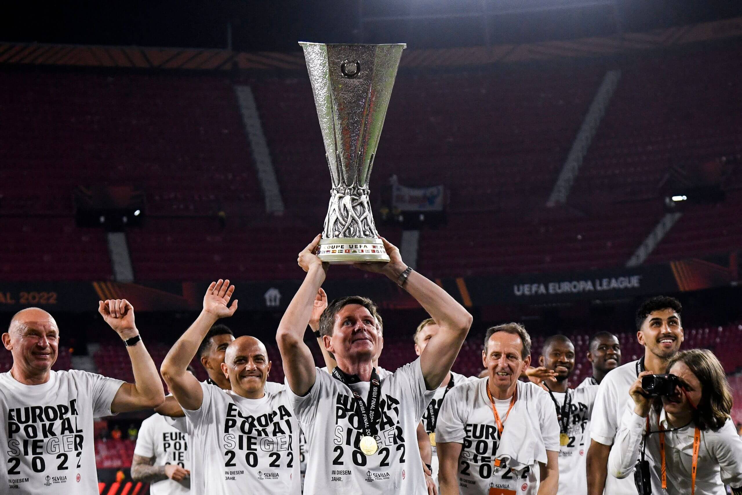 Oliver Glasner lifts the Europa League trophy with Eintracht Frankfurt in 2022