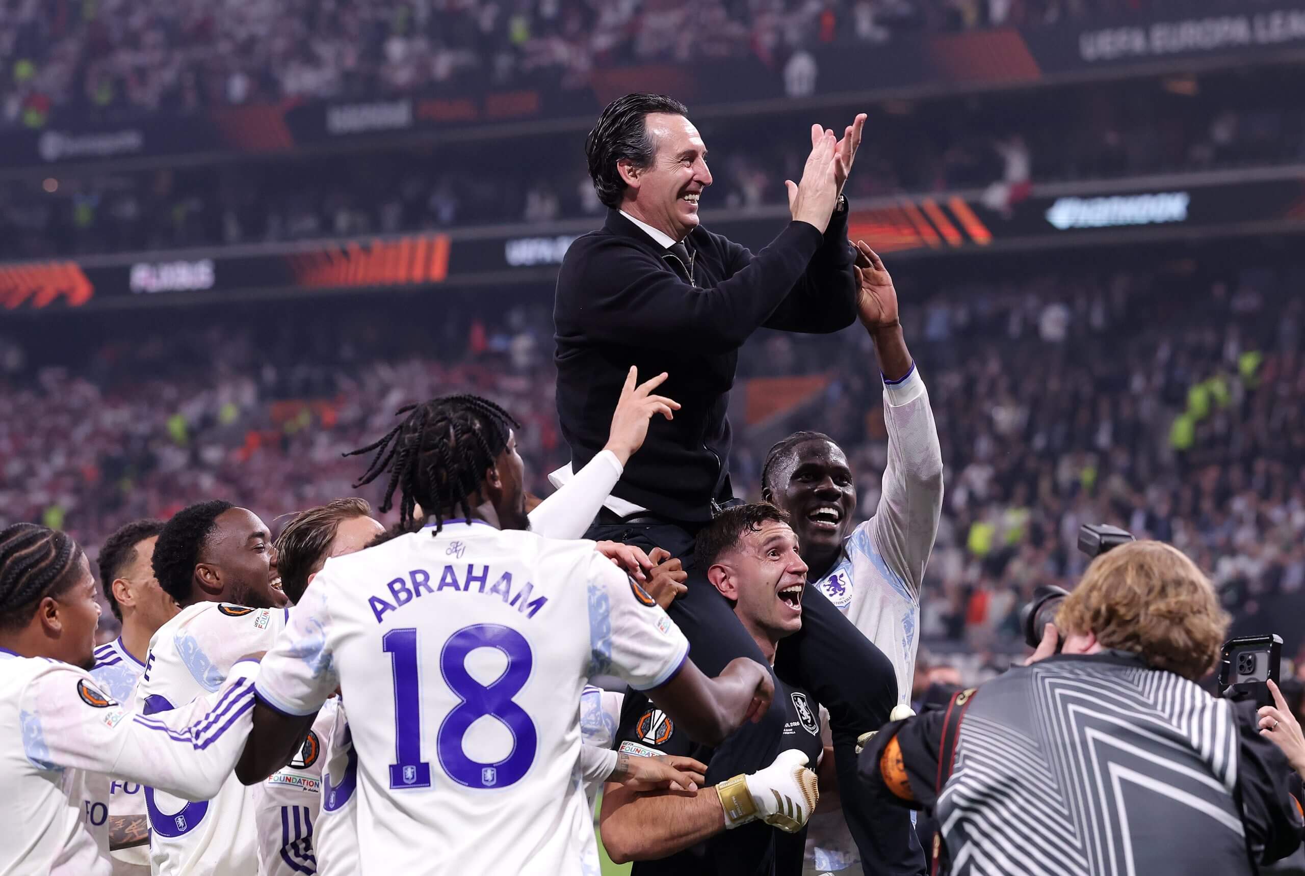 El entrenador del Aston Villa, Unai Emery, respaldado por sus jugadores