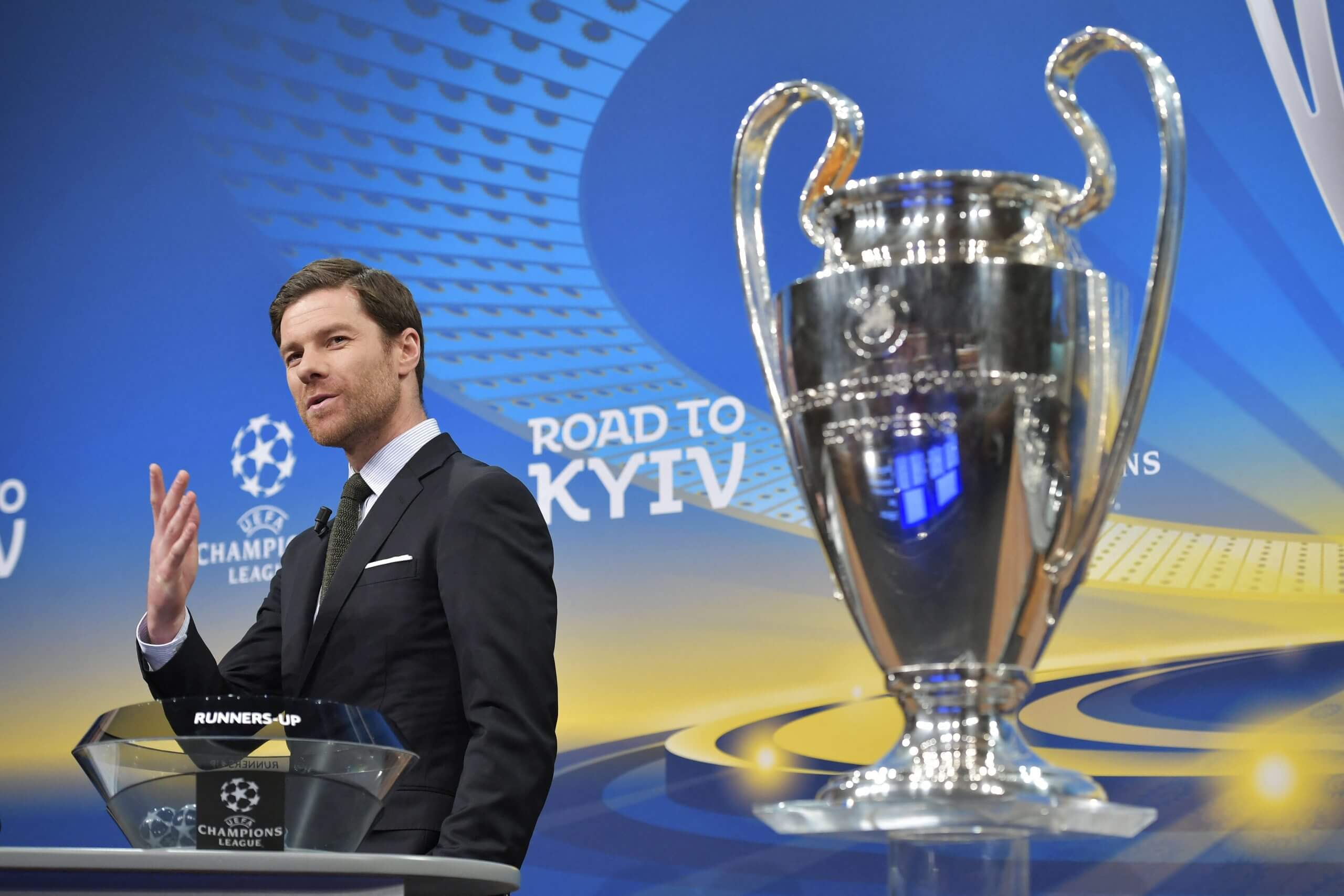 Xabi Alonso junto a la Champions que ganó con Liverpool y Real Madrid