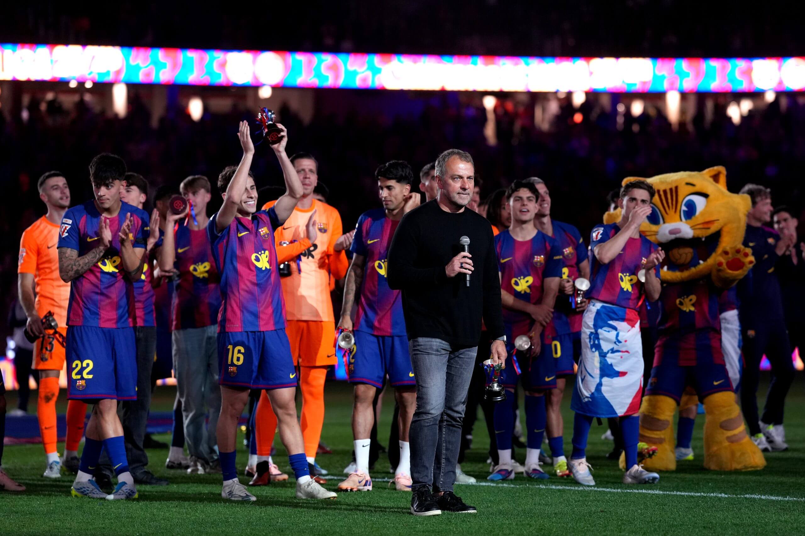 Hansi Flick se dirige a los aficionados en el césped del Camp Nou tras la victoria del domingo sobre el Real Madrid