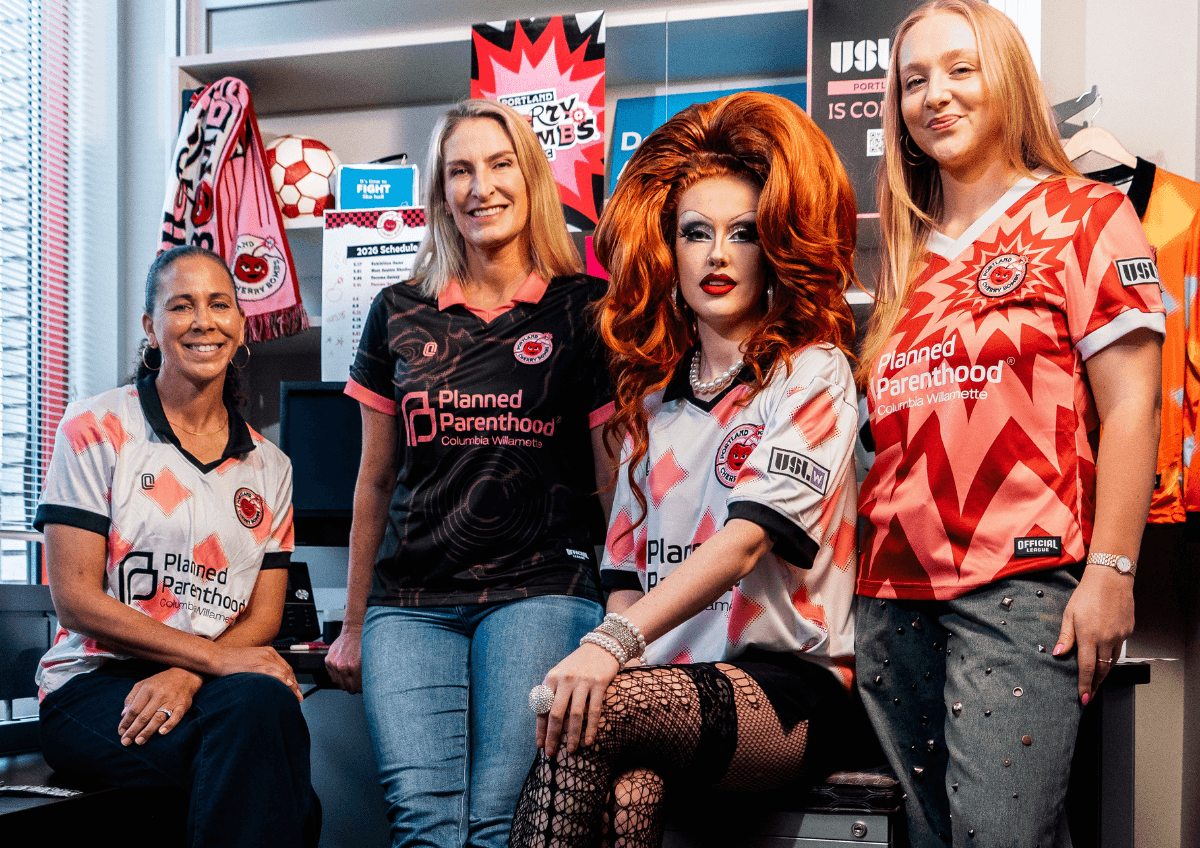 Planned Parenthood, Glam Rock de los 70, Comunidad: Las bombas de cereza estallan en la escena futbolística de Portland