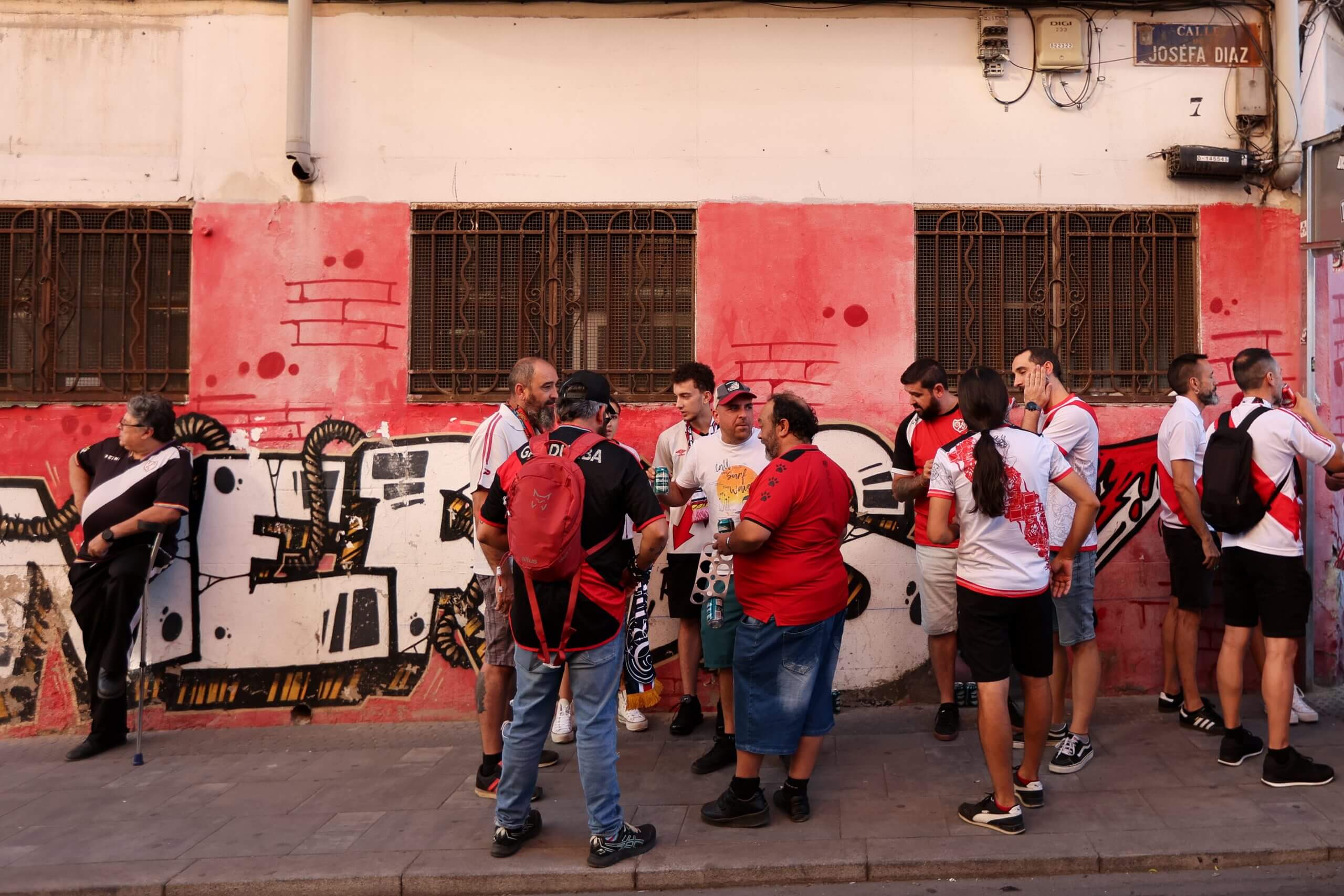 Los aficionados se reúnen frente al estadio del Rayo antes del partido de vuelta de los playoffs de la Liga de Conferencia contra Neman Grodno en agosto.
