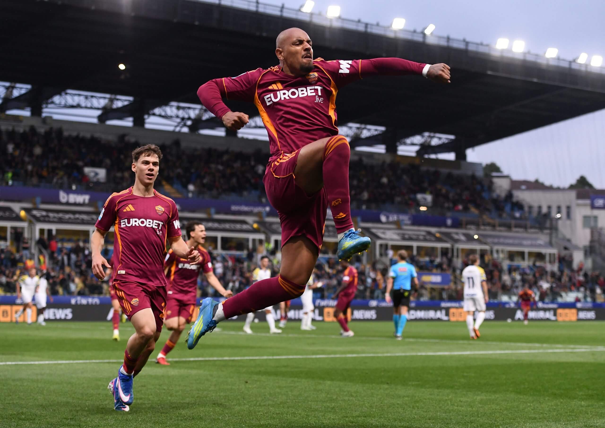 Donyell Malen salta mientras celebra el segundo de sus dos goles ante el Parma