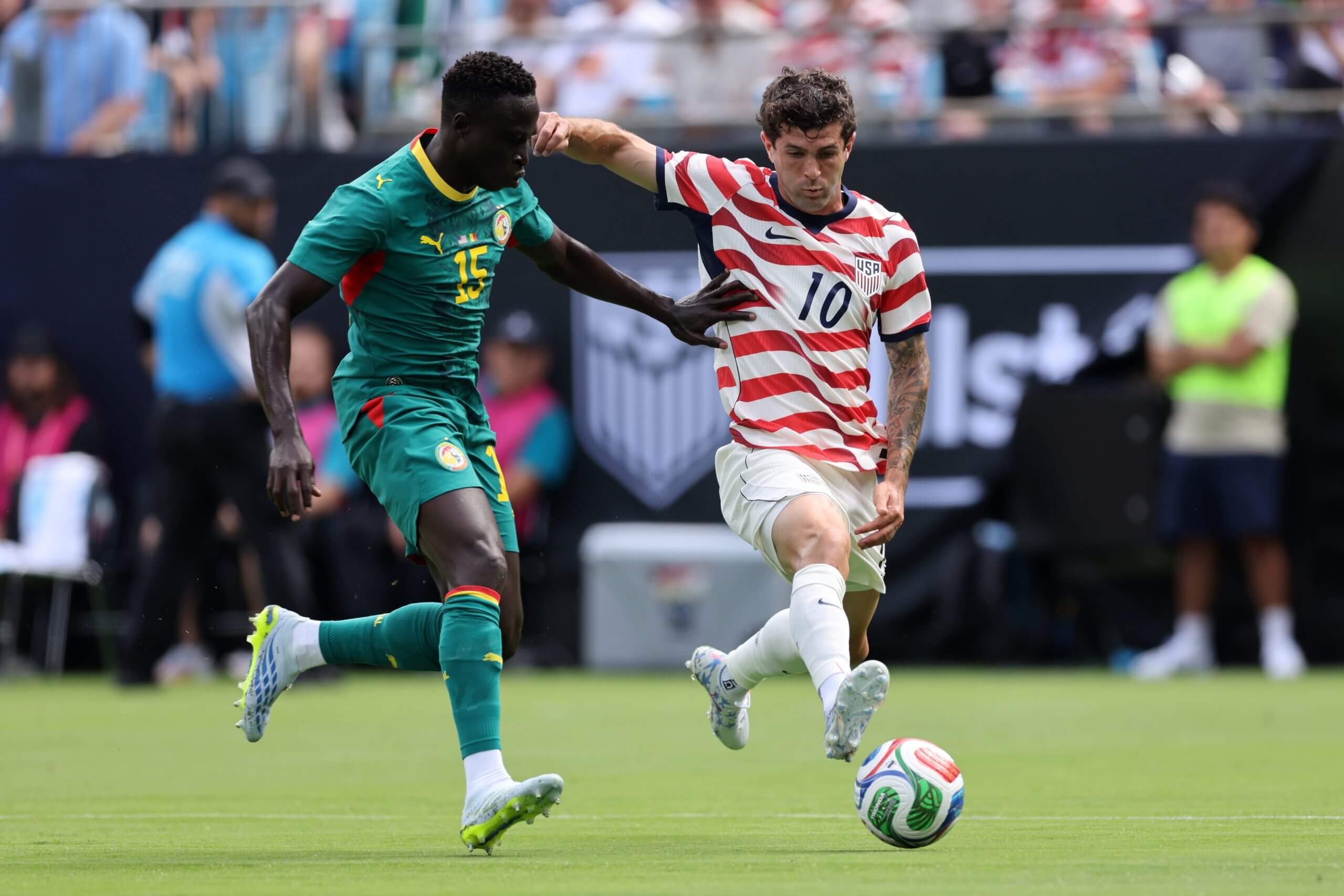 Christian Pulisic corre hacia un defensa de Senegal