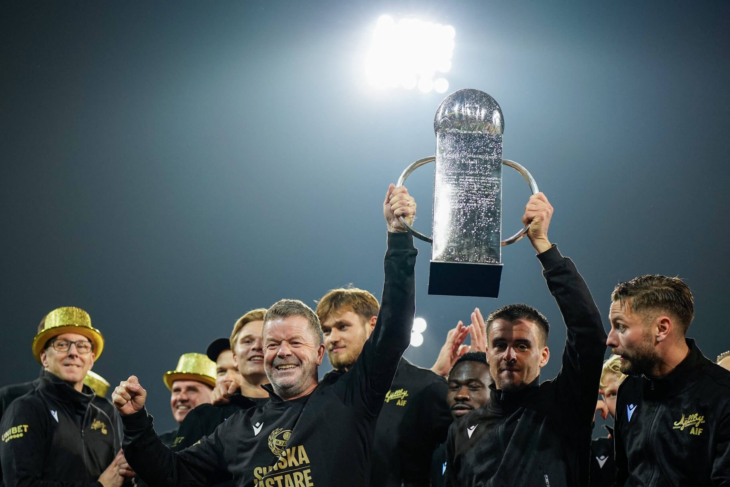 El jugador del Mjällby, Anders Torstensson, y el capitán del equipo, Jesper Gustafsson, levantan el trofeo del campeonato sueco. 