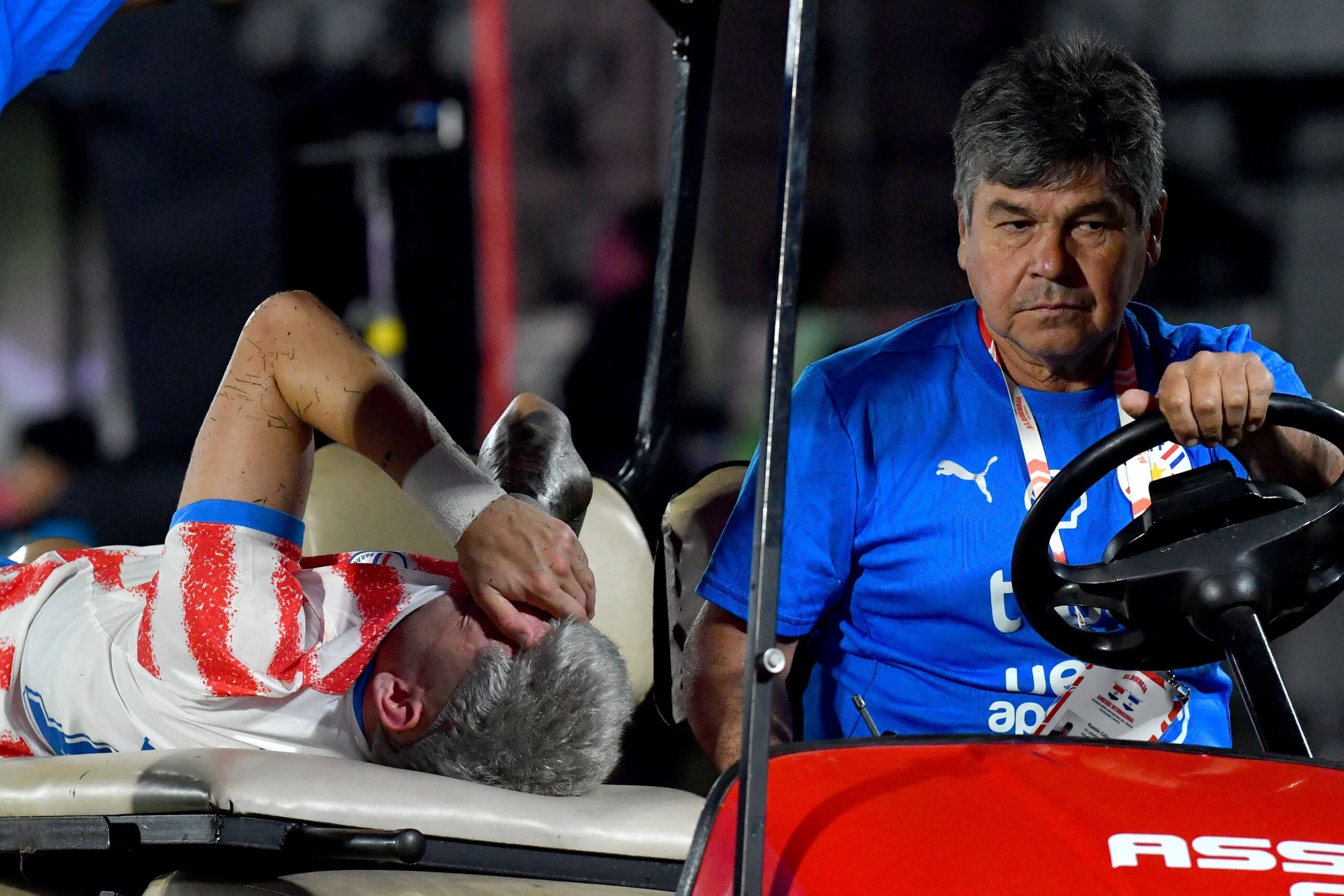 Julián Enciso de Paraguay llora en una camilla