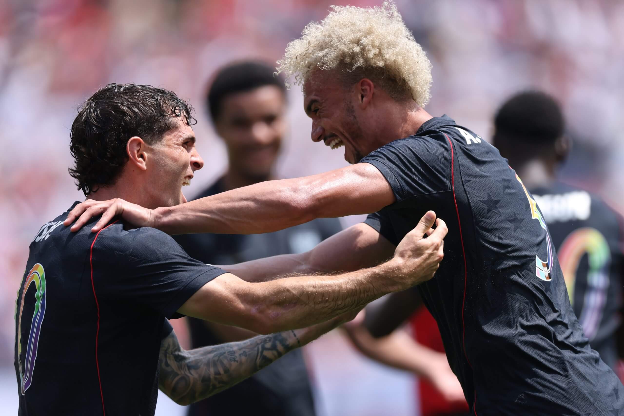 Jedi Robinson celebra su gol con Christian Pulisic