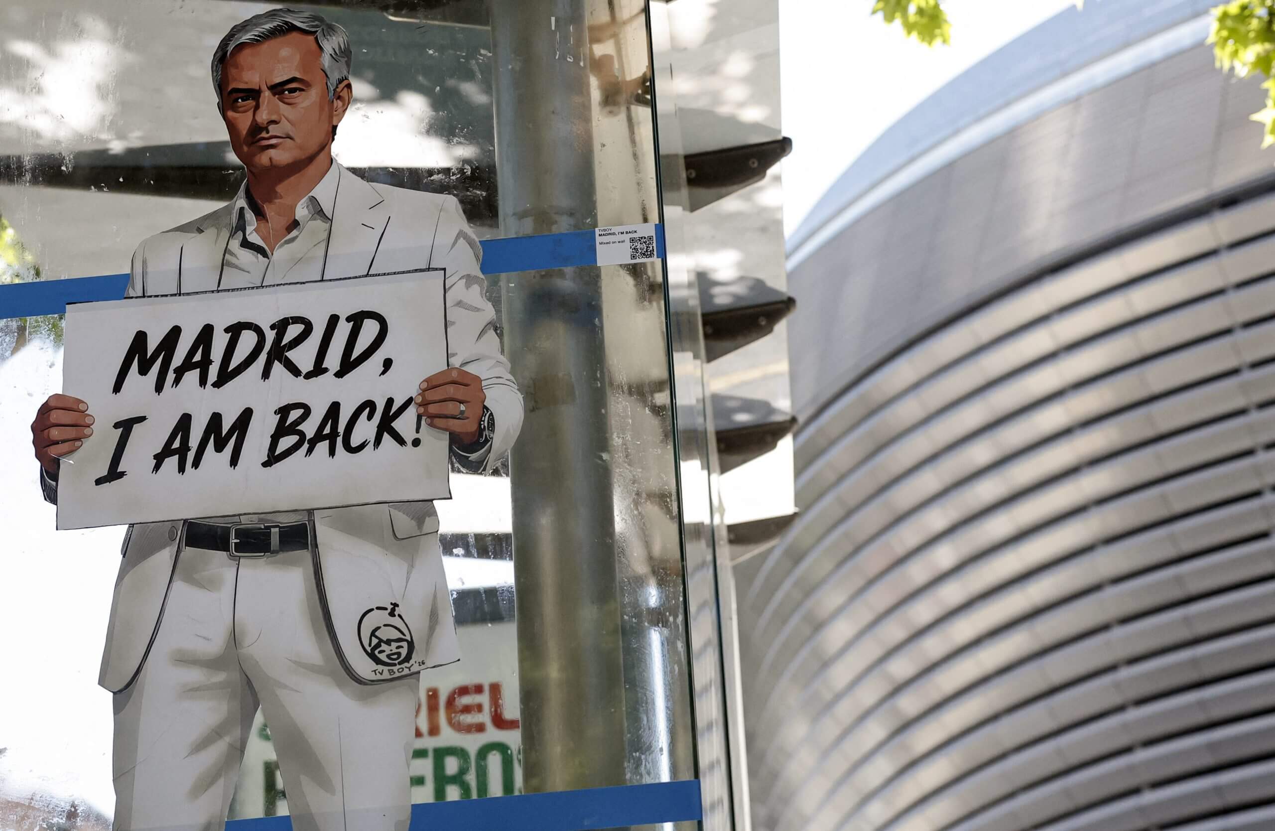 Imagen de la calle de TV Boy que muestra a Mourinho vistiendo un traje blanco y sosteniendo un cartel que dice: 
